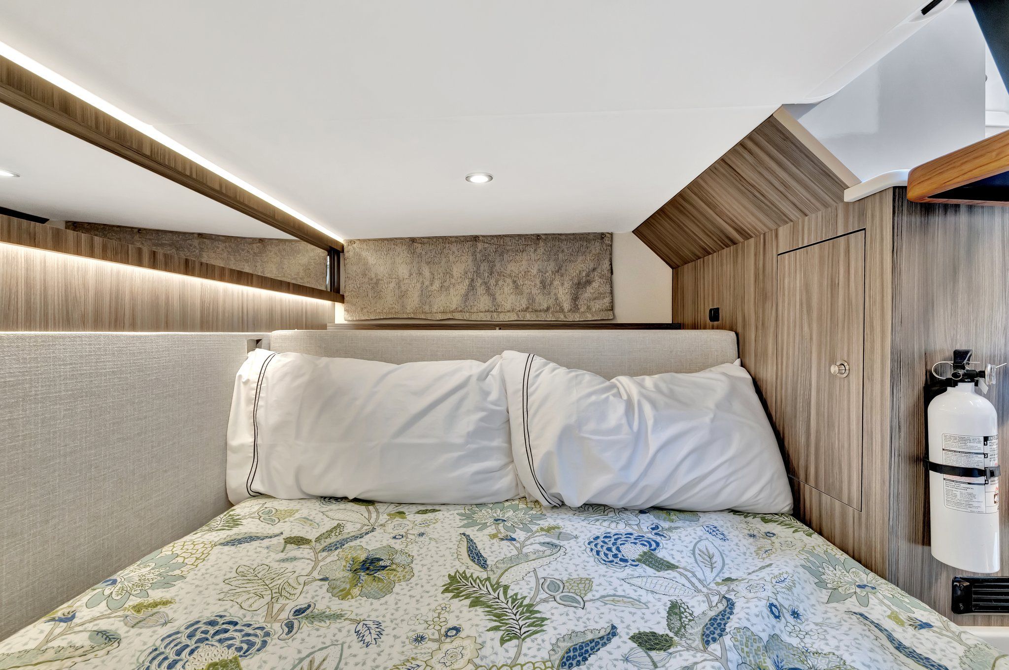 2024 Sea Ray 370 SUNDANCER OUTBOARD Image Thumbnail #21