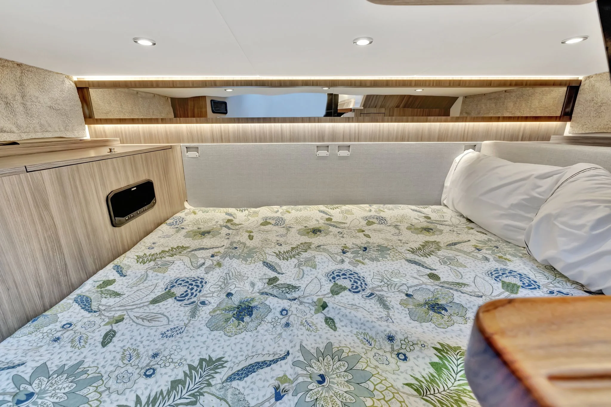 2024 Sea Ray 370 SUNDANCER OUTBOARD Image Thumbnail #22