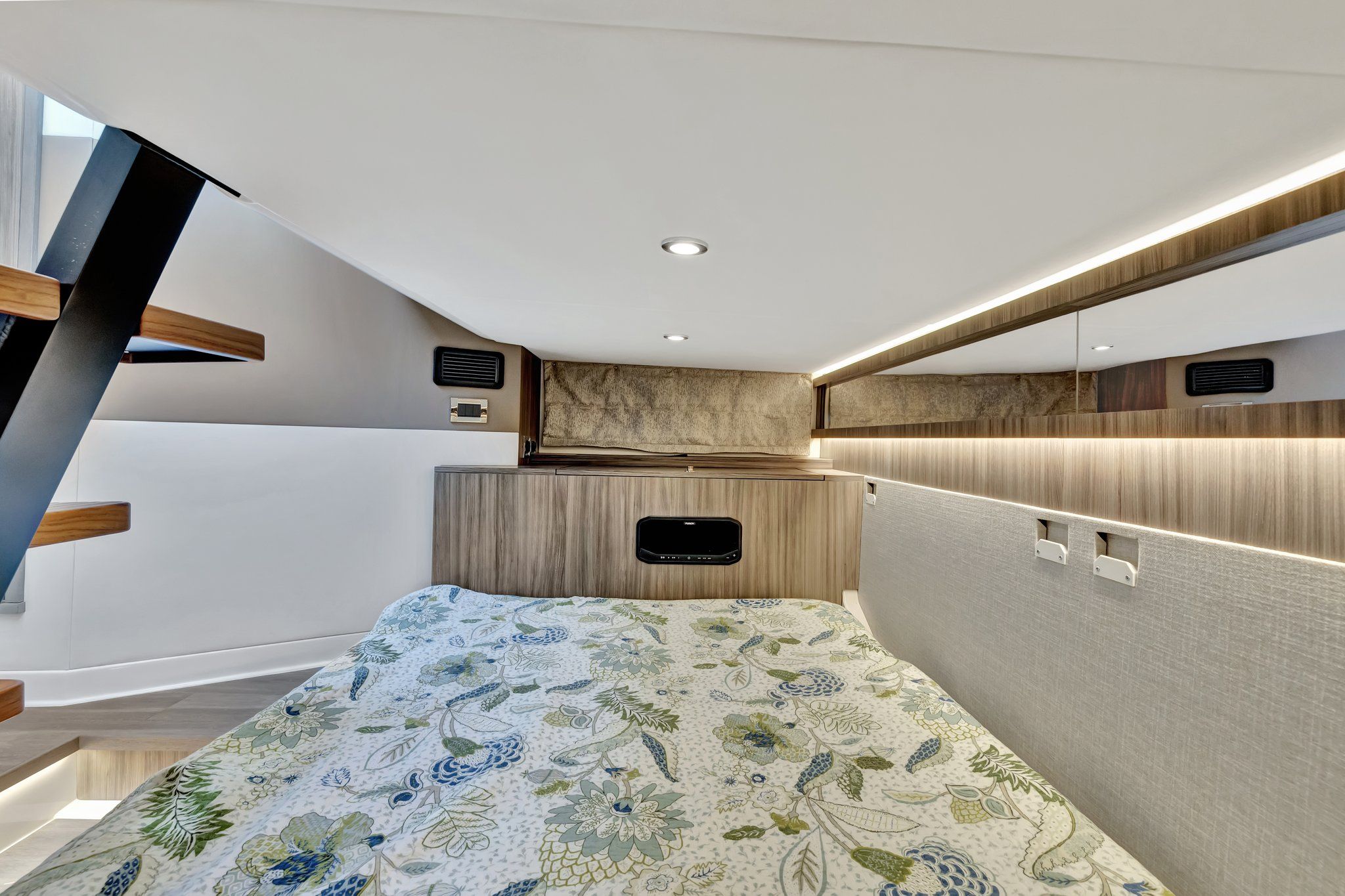 2024 Sea Ray 370 SUNDANCER OUTBOARD Image Thumbnail #20