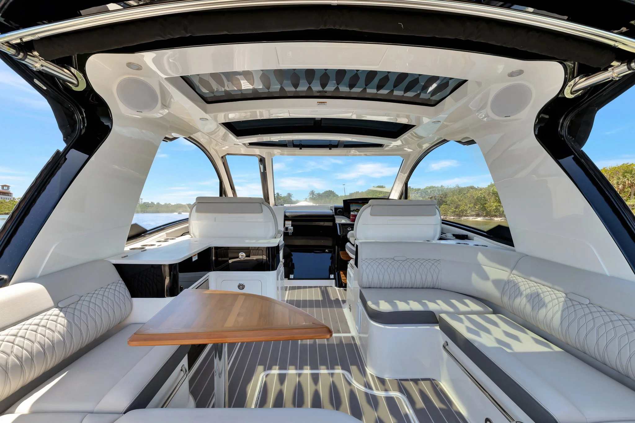 2024 Sea Ray 370 SUNDANCER OUTBOARD Image Thumbnail #27