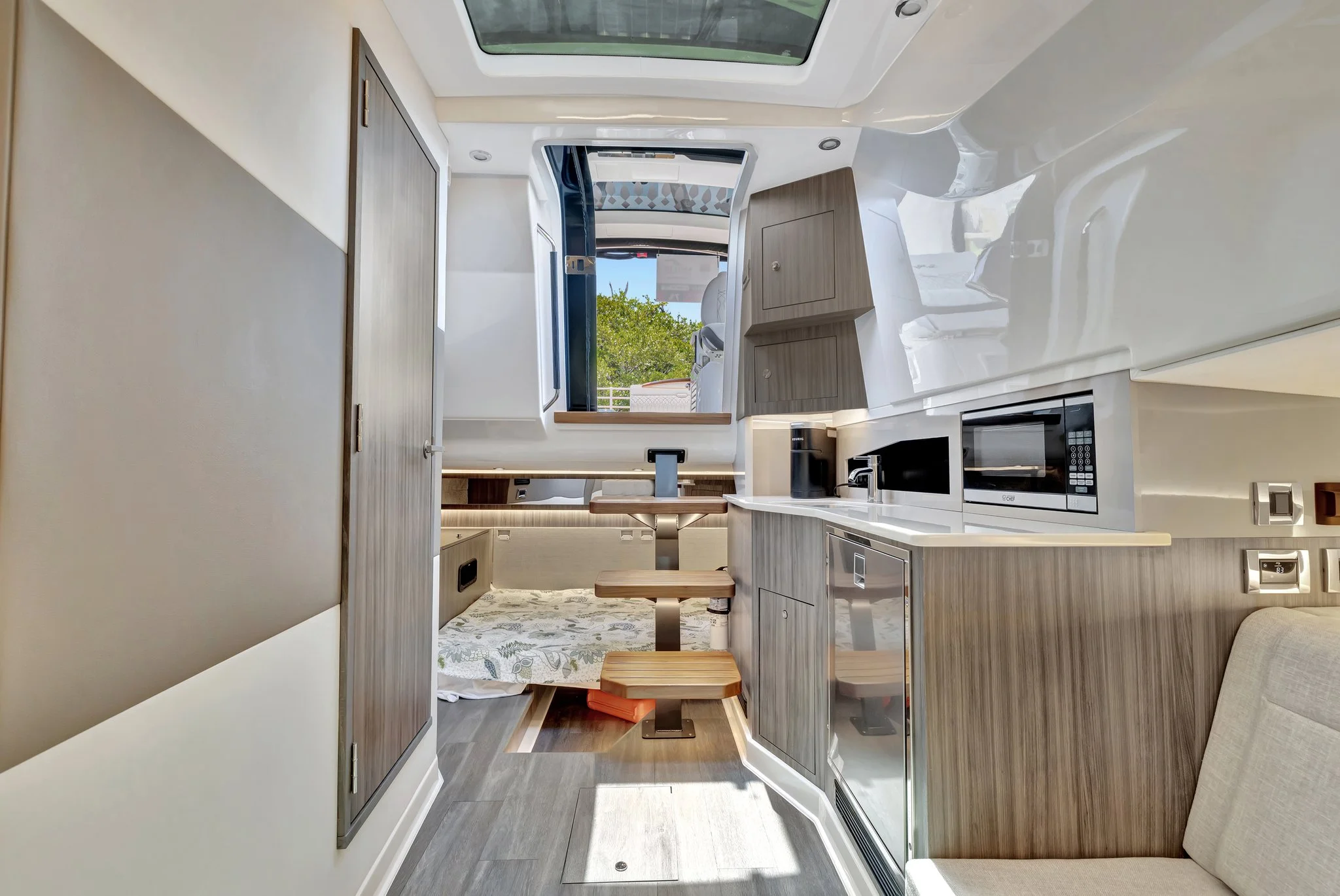 2024 Sea Ray 370 SUNDANCER OUTBOARD Image Thumbnail #10