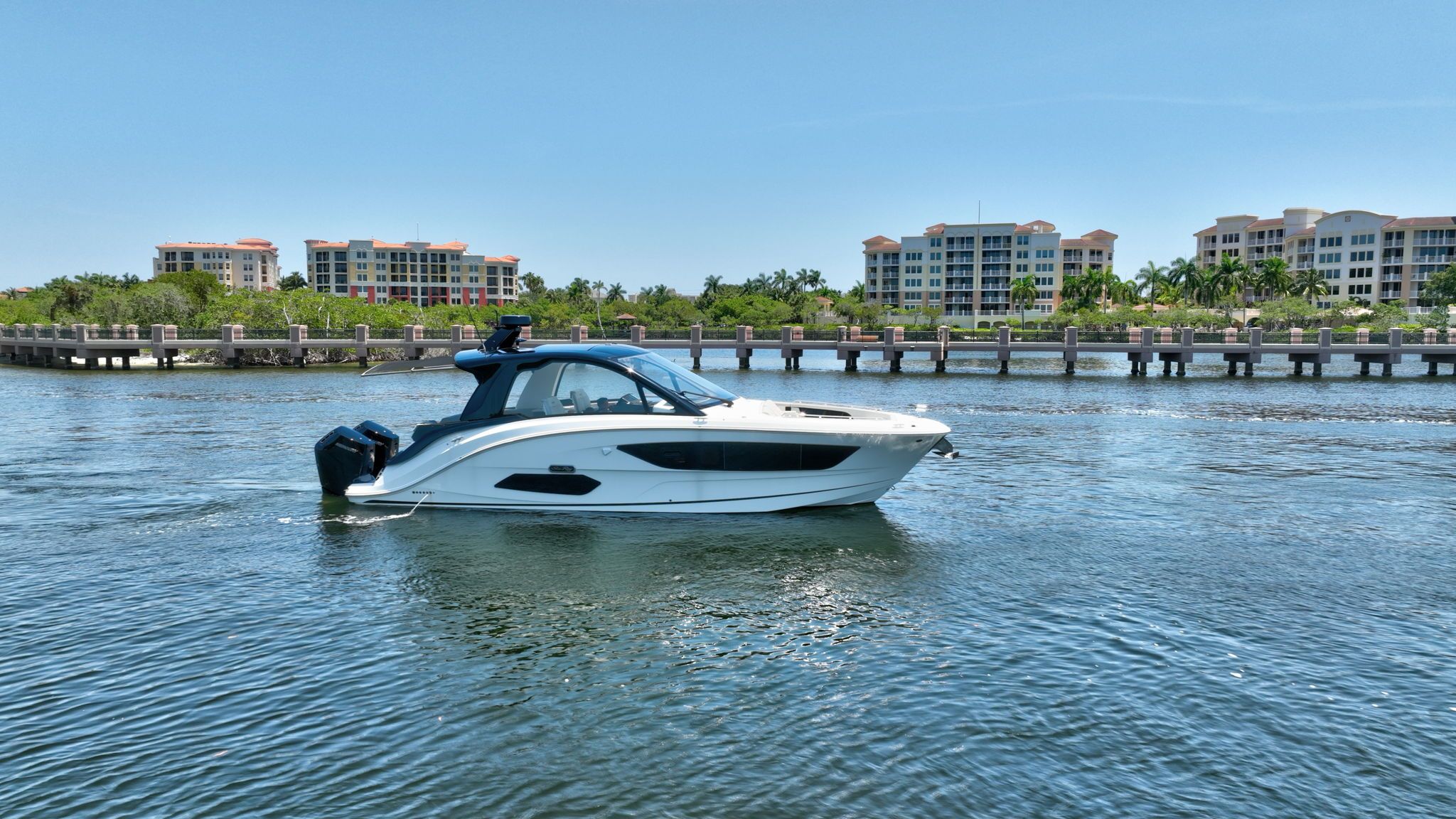 2024 Sea Ray 370 SUNDANCER OUTBOARD Image Thumbnail #1