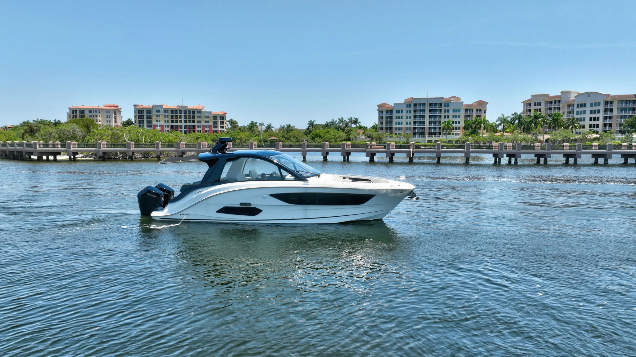 2024 Sea Ray 370 SUNDANCER OUTBOARD Image Thumbnail #1