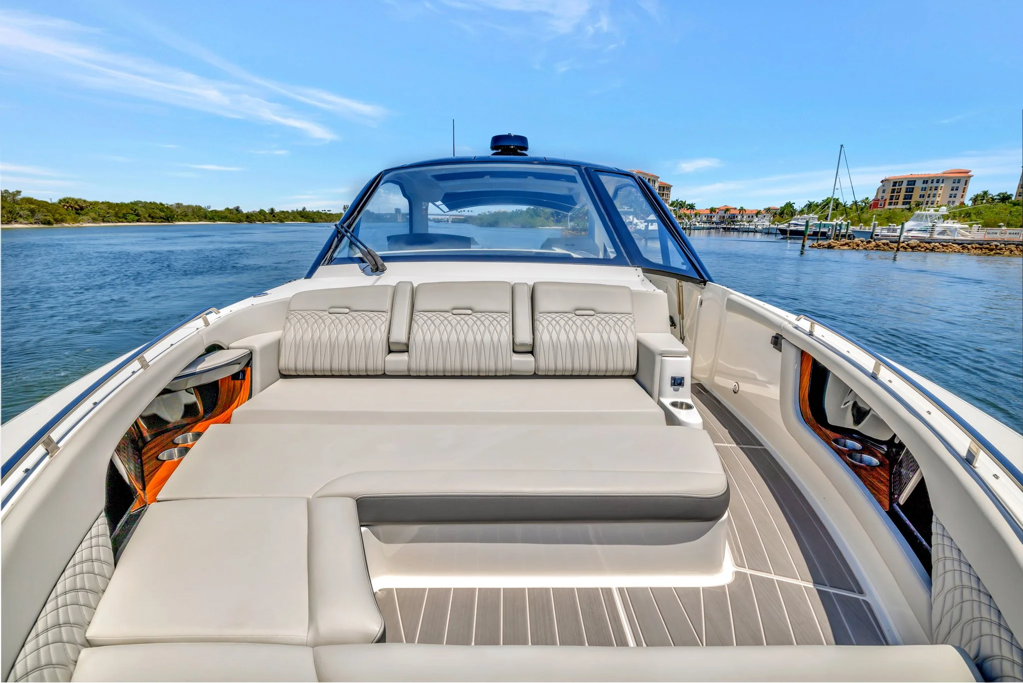 2024 Sea Ray 370 SUNDANCER OUTBOARD Image Thumbnail #39