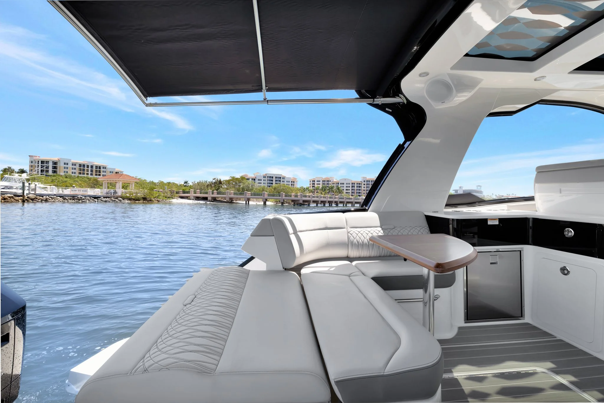 2024 Sea Ray 370 SUNDANCER OUTBOARD Image Thumbnail #32