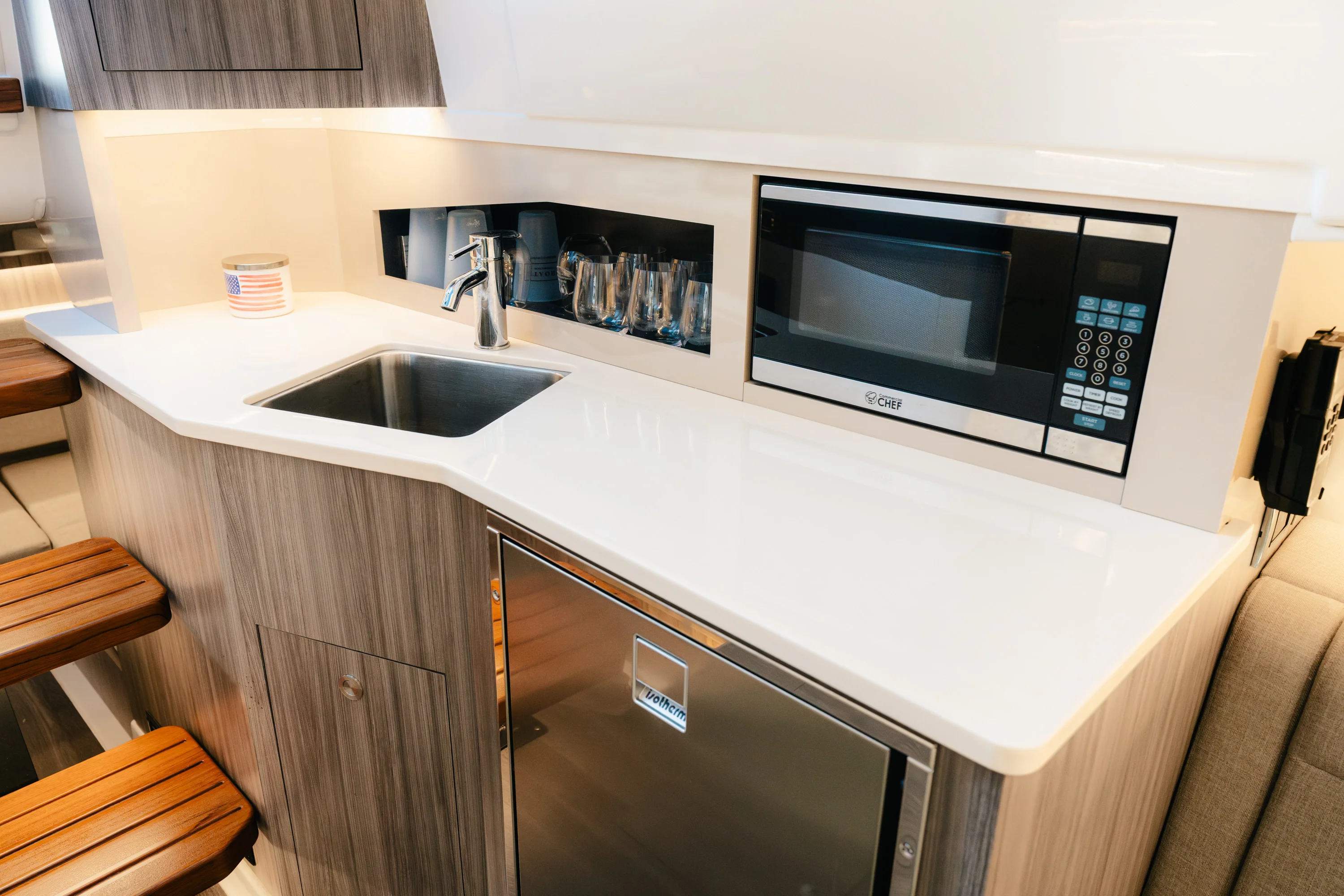 2023 Sea Ray SUNDANCER 370 OUTBOARD Image Thumbnail #10