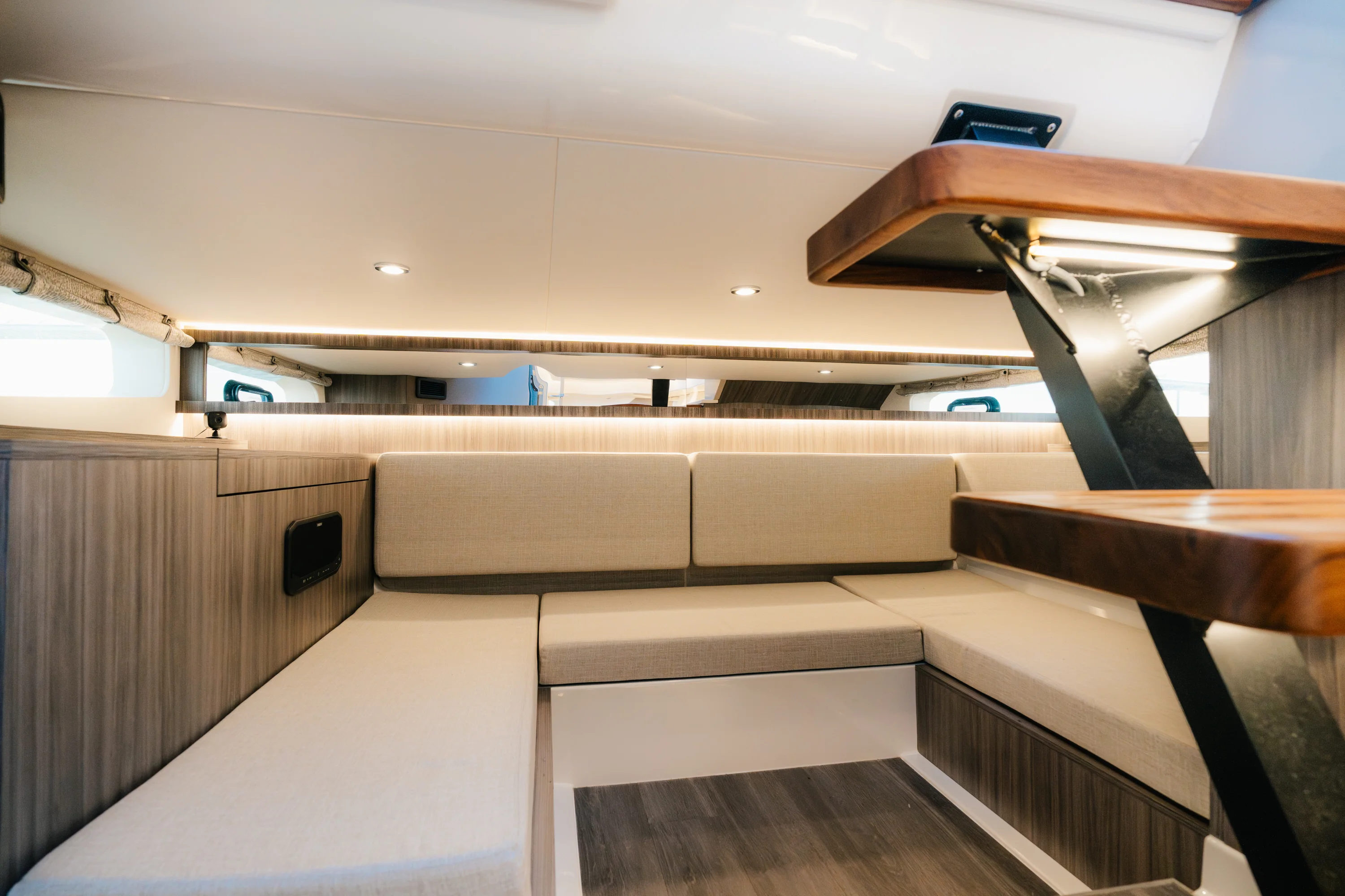 2023 Sea Ray SUNDANCER 370 OUTBOARD Image Thumbnail #13