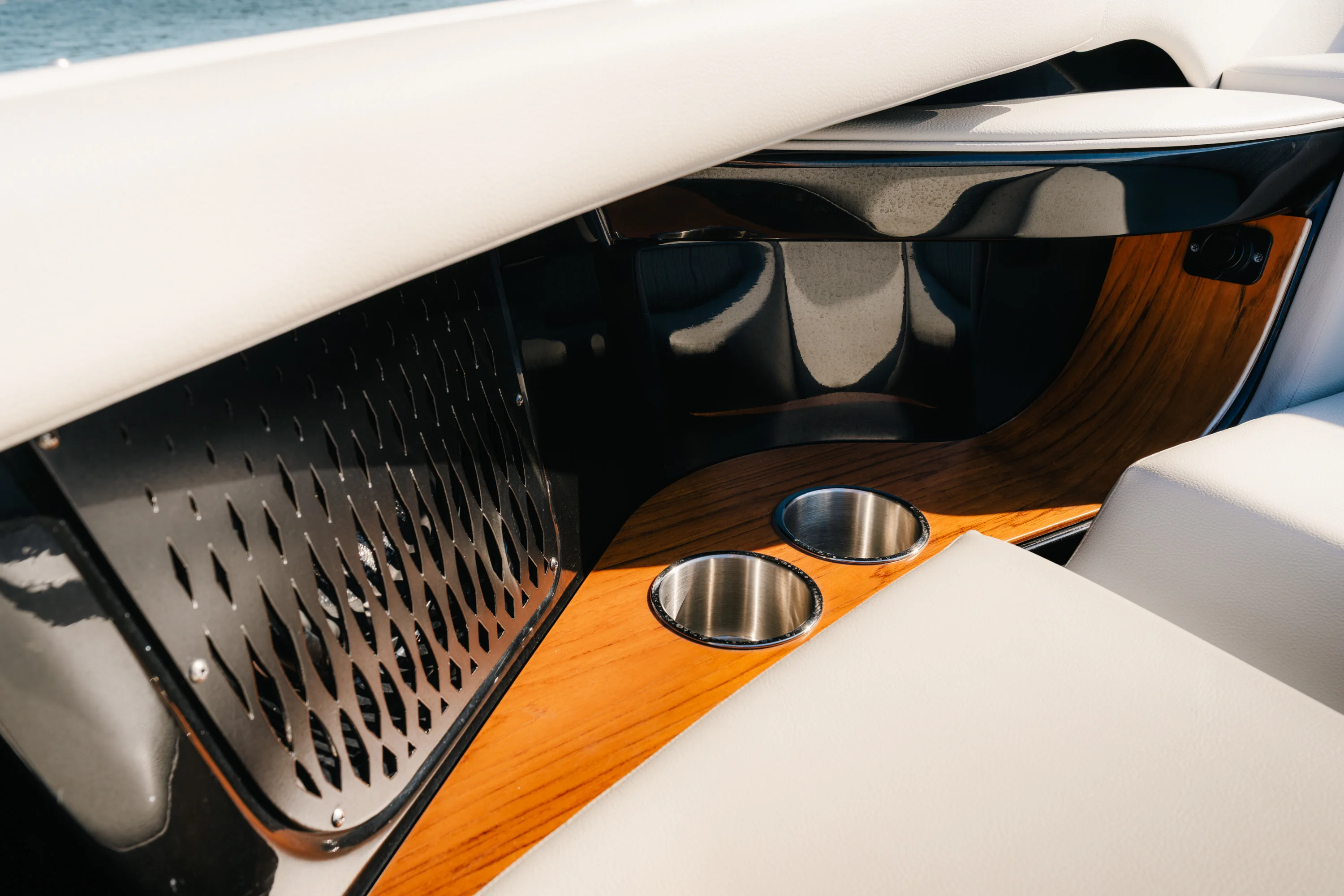 2023 Sea Ray SUNDANCER 370 OUTBOARD Image Thumbnail #18