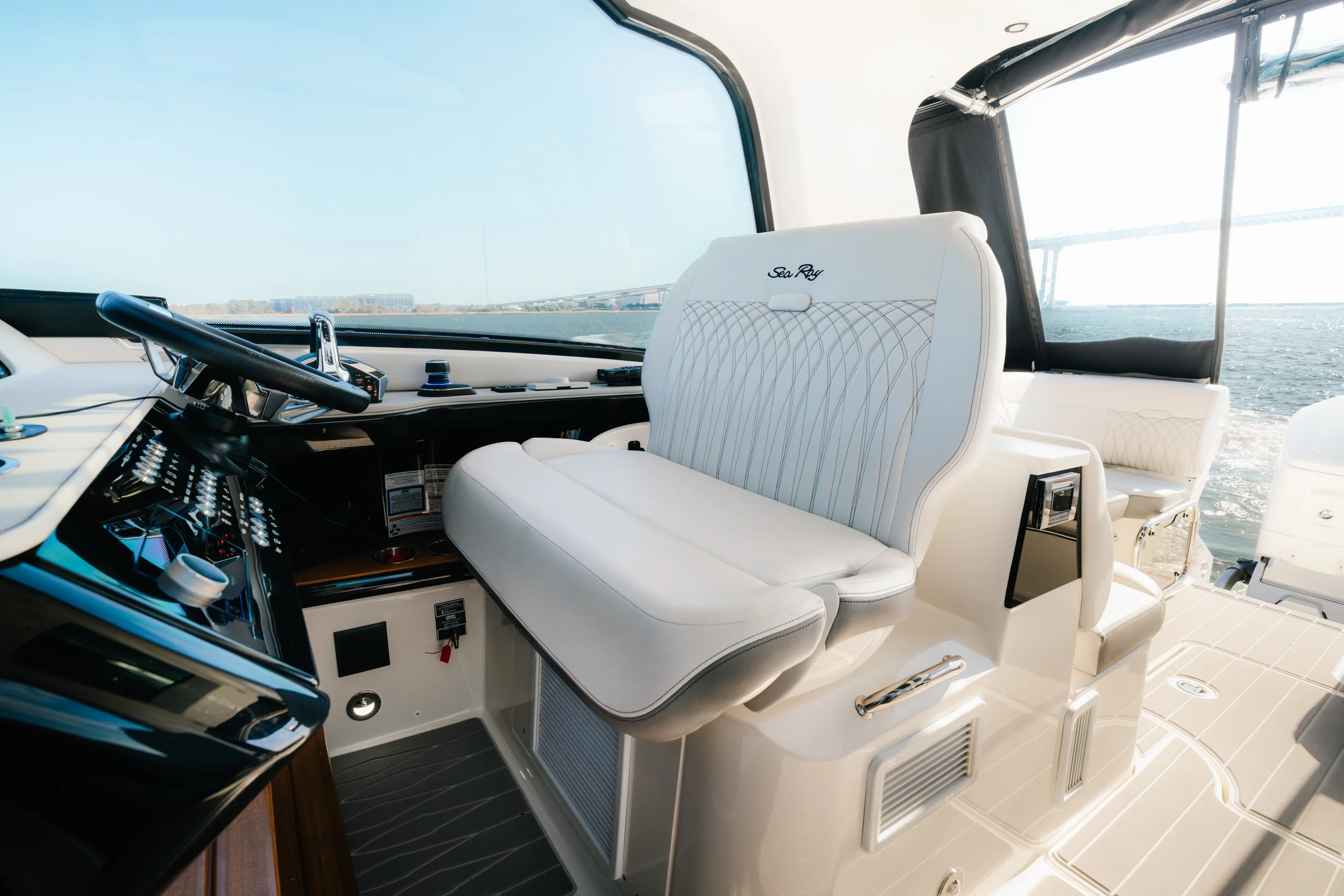 2023 Sea Ray SUNDANCER 370 OUTBOARD Image Thumbnail #24