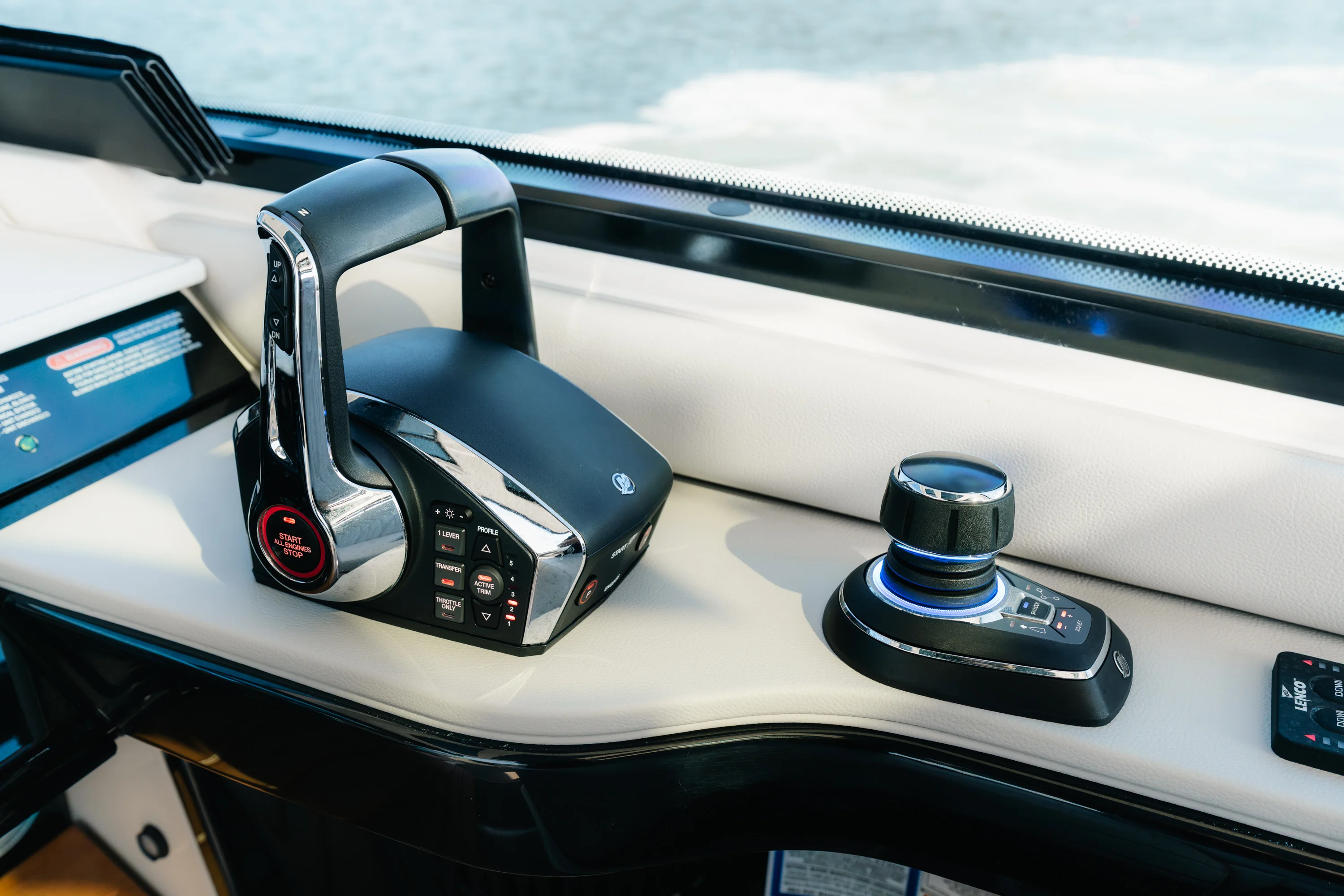 2023 Sea Ray SUNDANCER 370 OUTBOARD Image Thumbnail #21