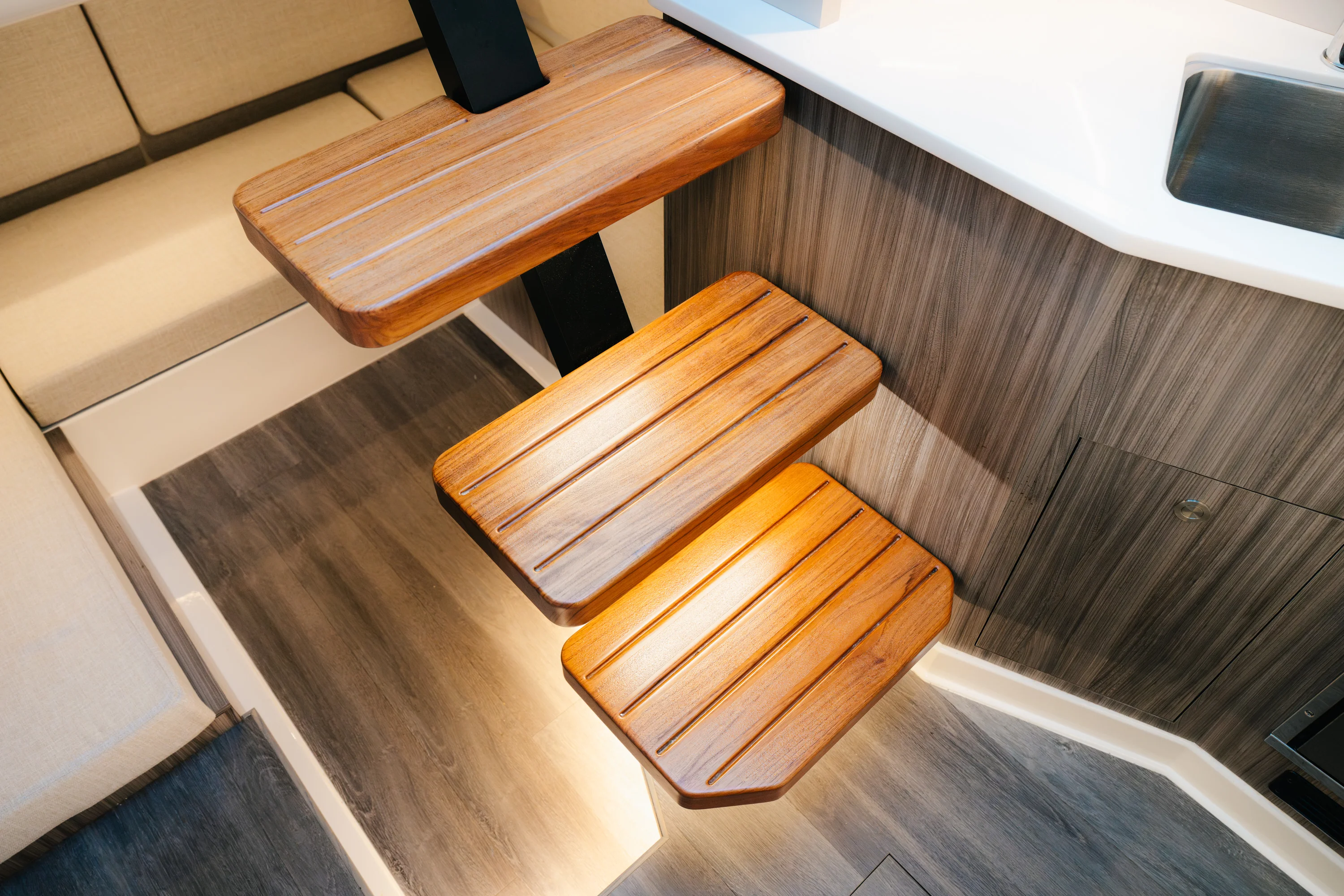 2023 Sea Ray 370 Sundancer Image Thumbnail #14