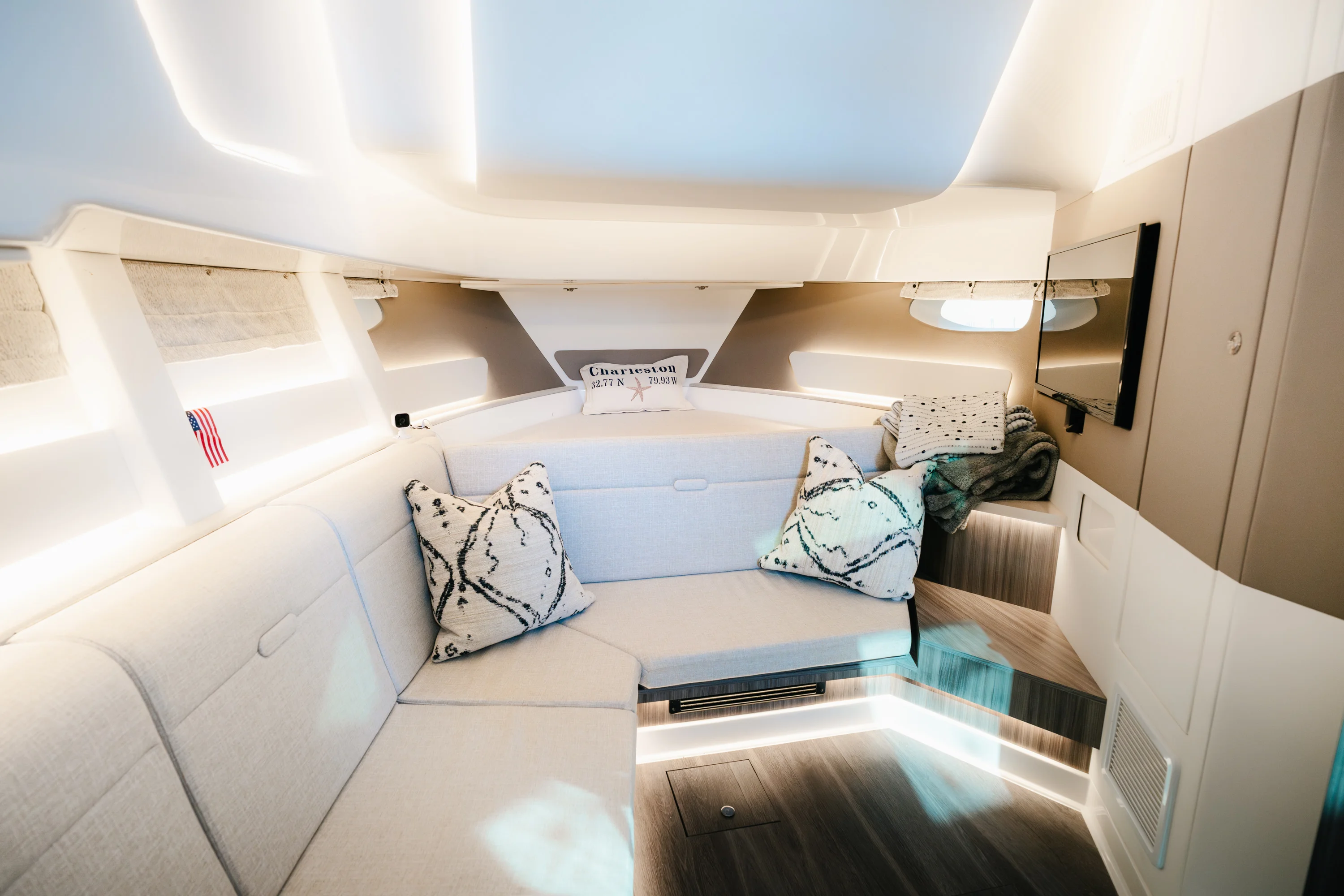 2023 Sea Ray SUNDANCER 370 OUTBOARD Image Thumbnail #9