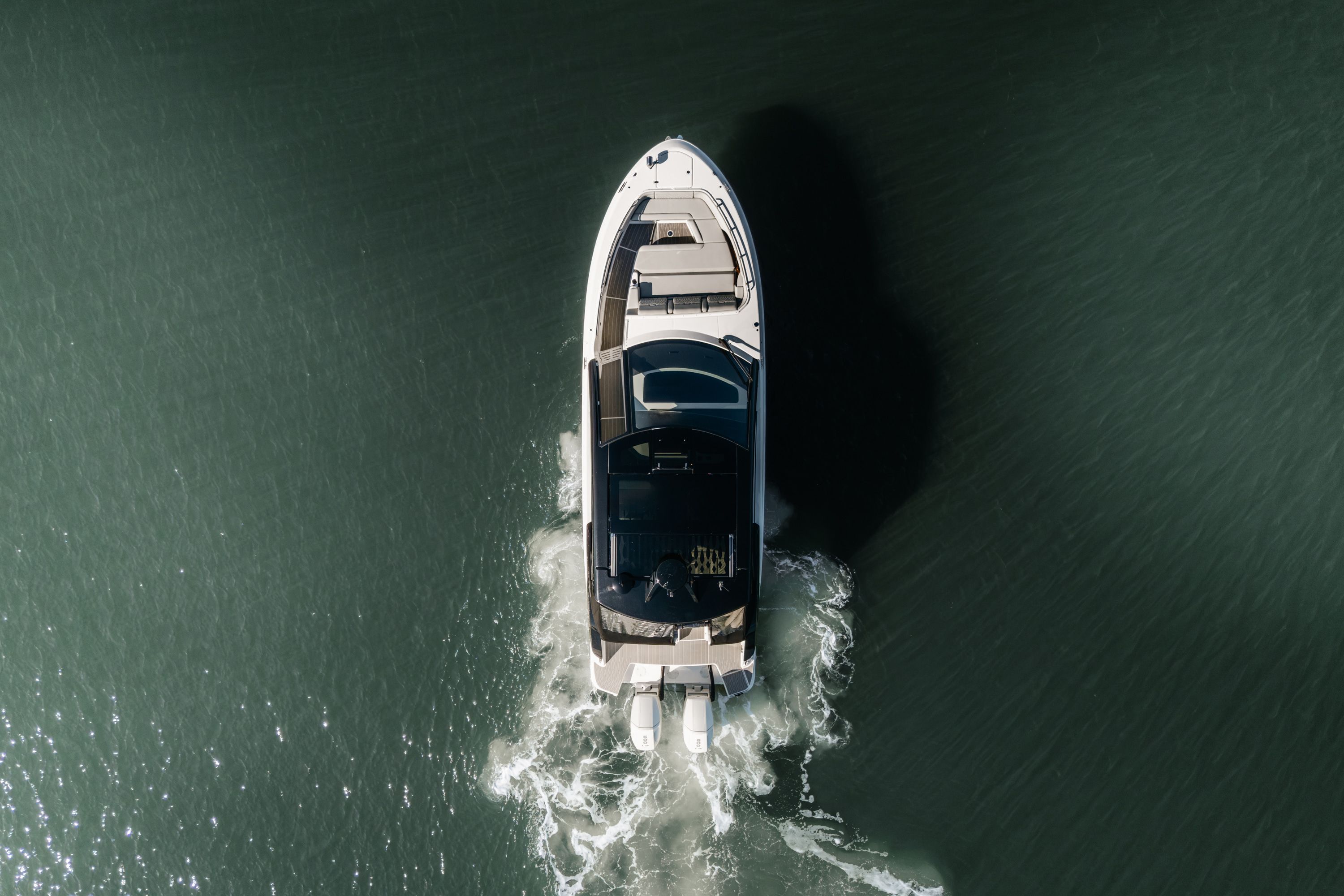 2023 Sea Ray 370 SUNDANCER Image Thumbnail #4