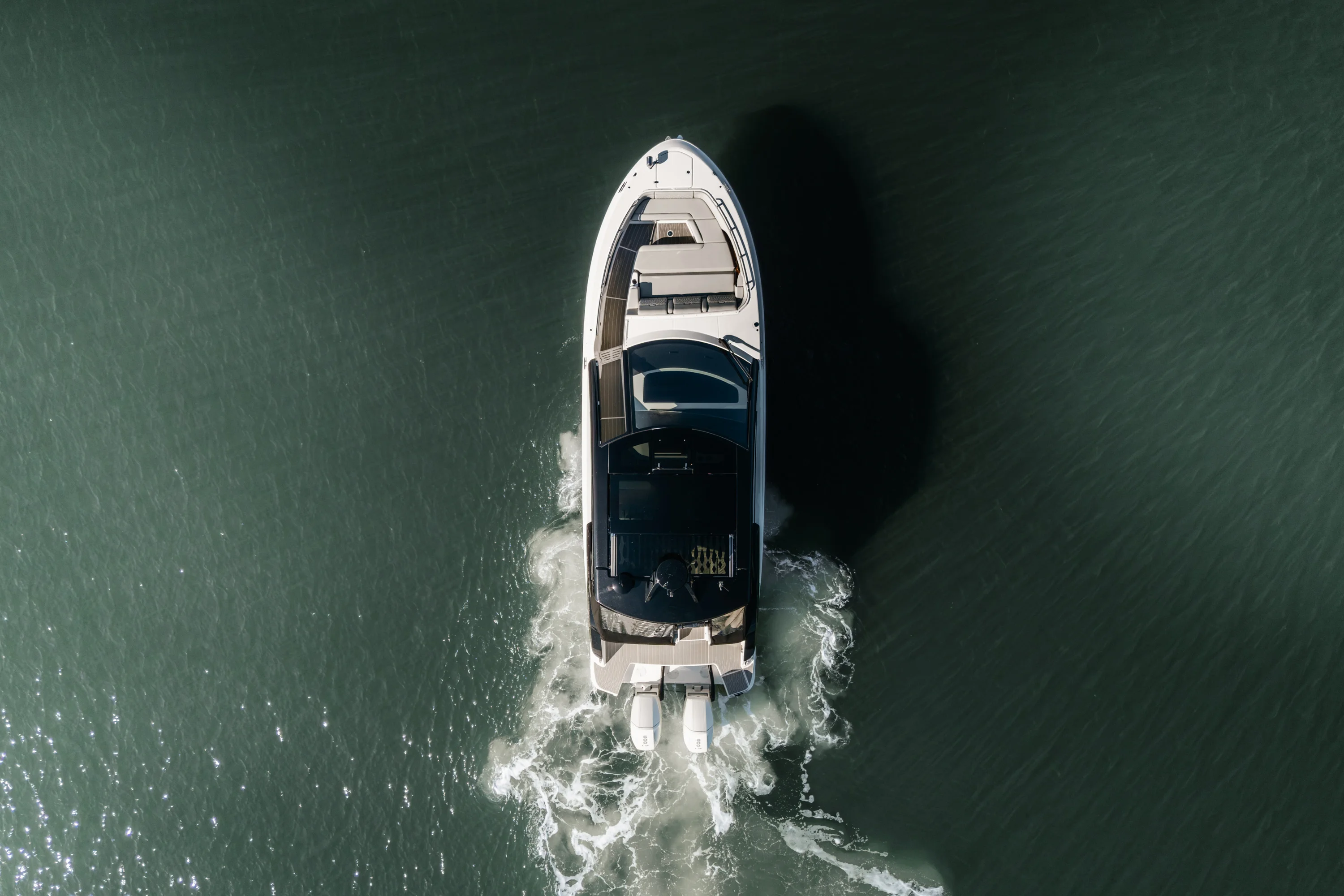 2023 Sea Ray SUNDANCER 370 OUTBOARD Image Thumbnail #4