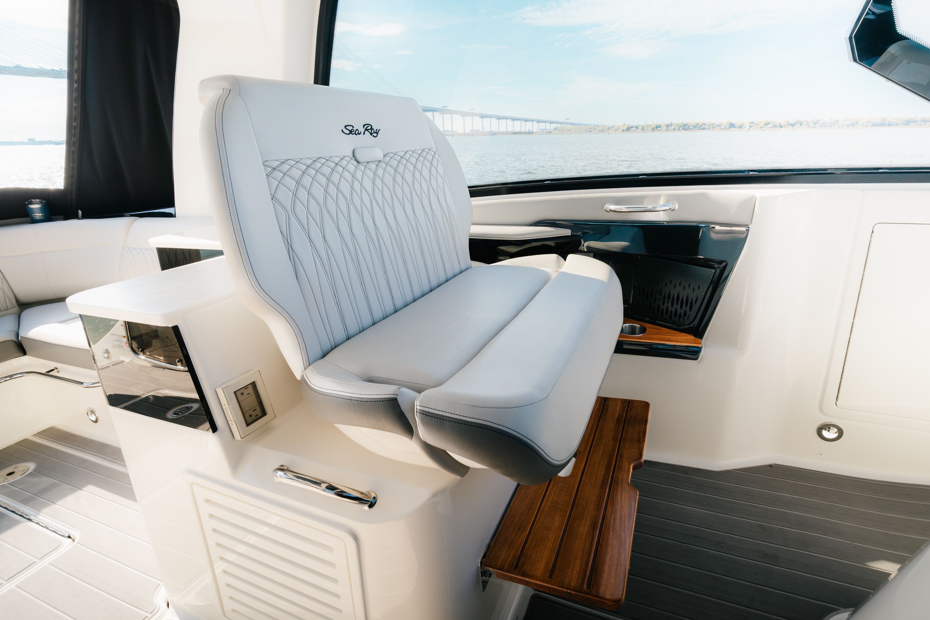 2023 Sea Ray 370 SUNDANCER Image Thumbnail #25