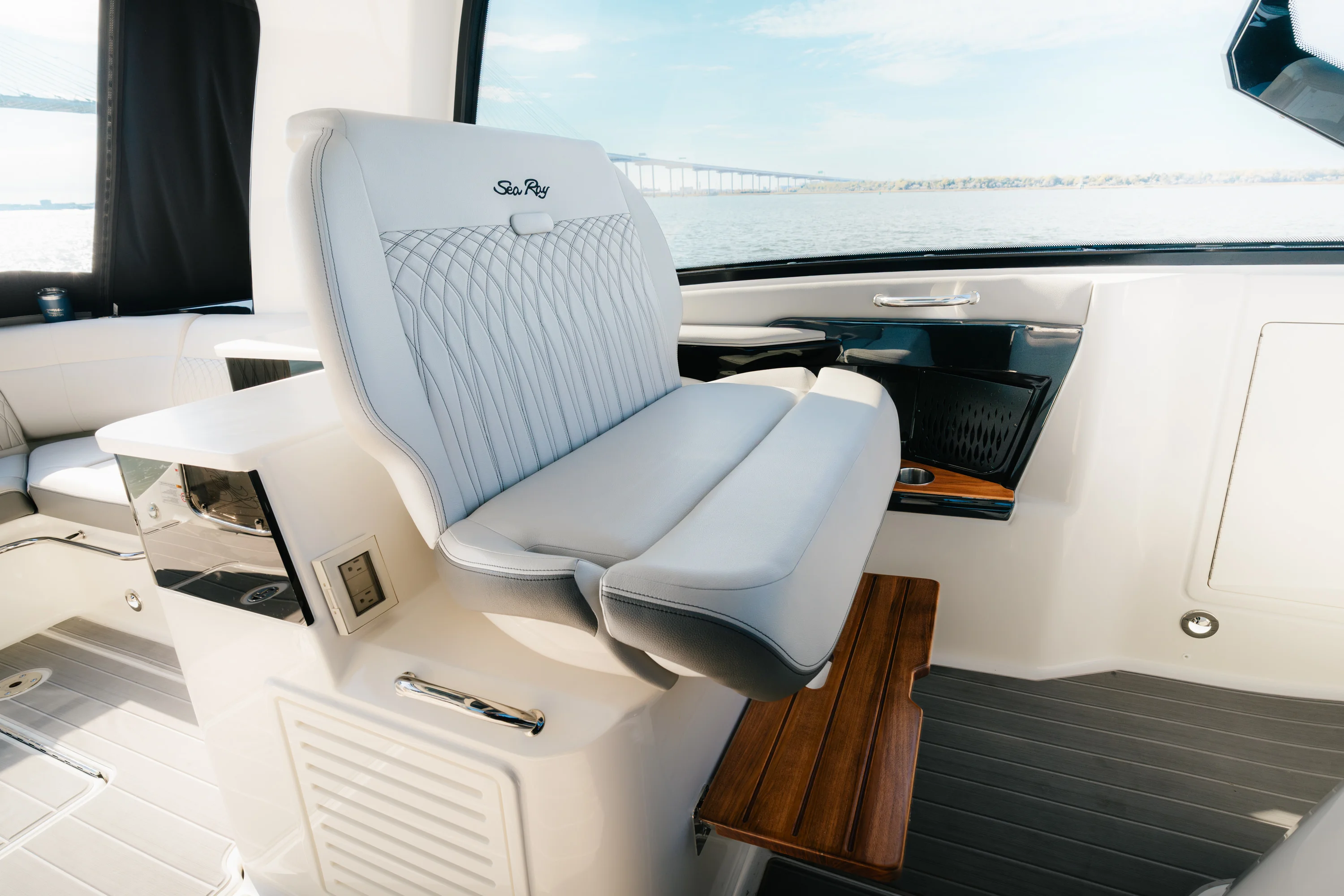 2023 Sea Ray SUNDANCER 370 OUTBOARD Image Thumbnail #25