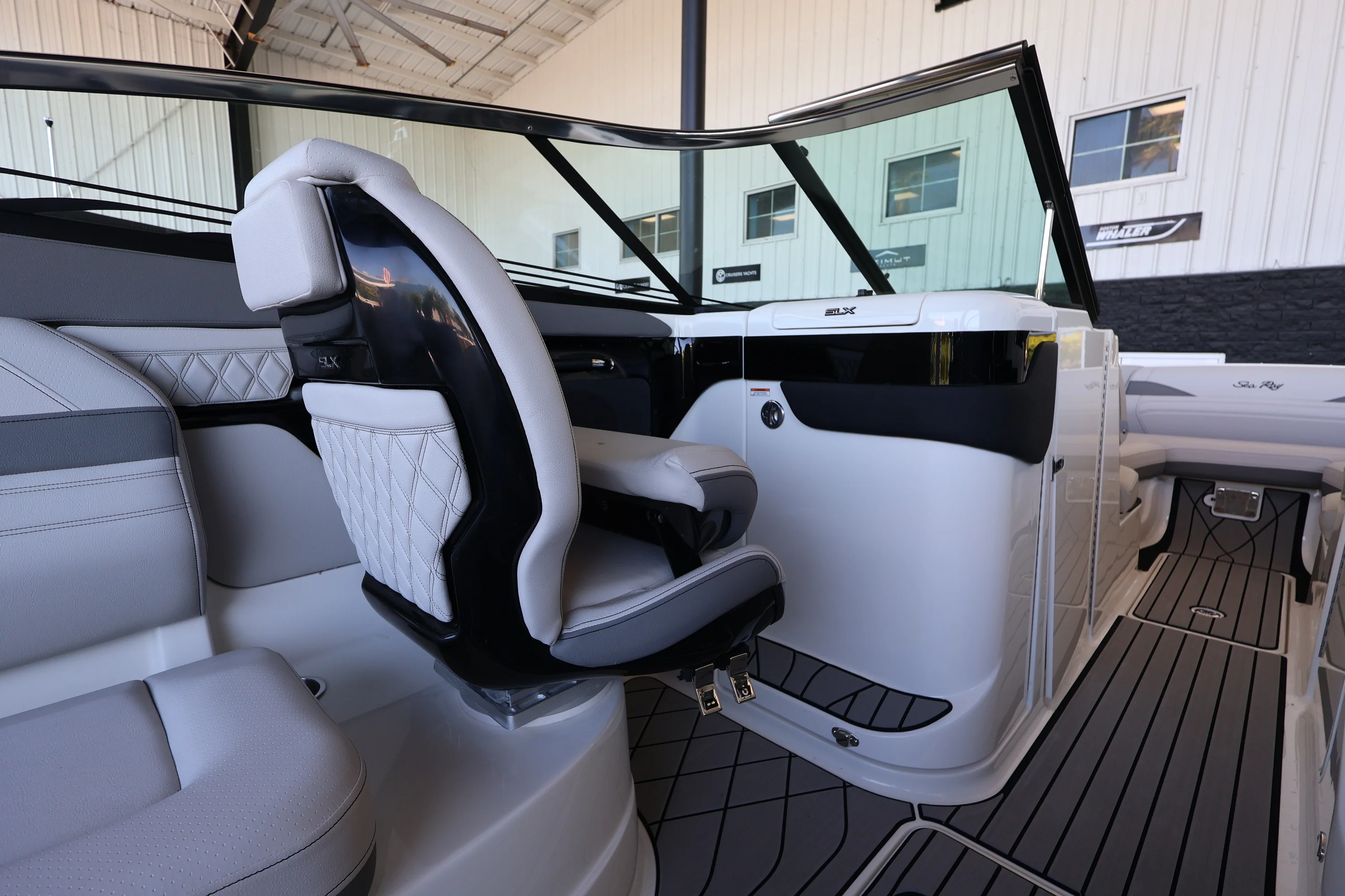 2026 Sea Ray SLX 260 Outboard Image Thumbnail #17