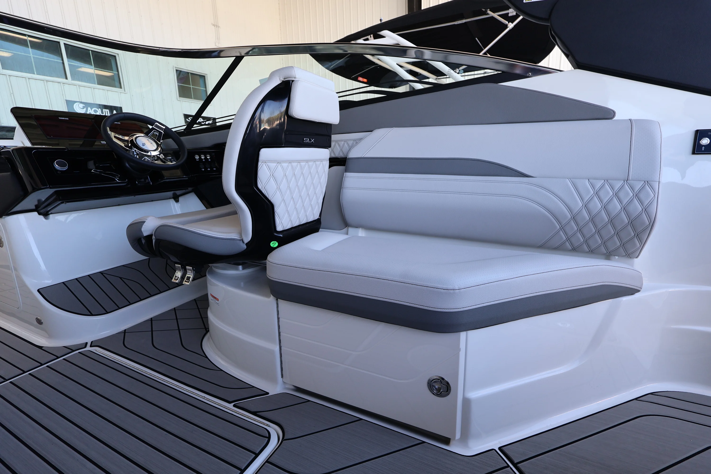 2026 Sea Ray SLX 260 Outboard Image Thumbnail #10