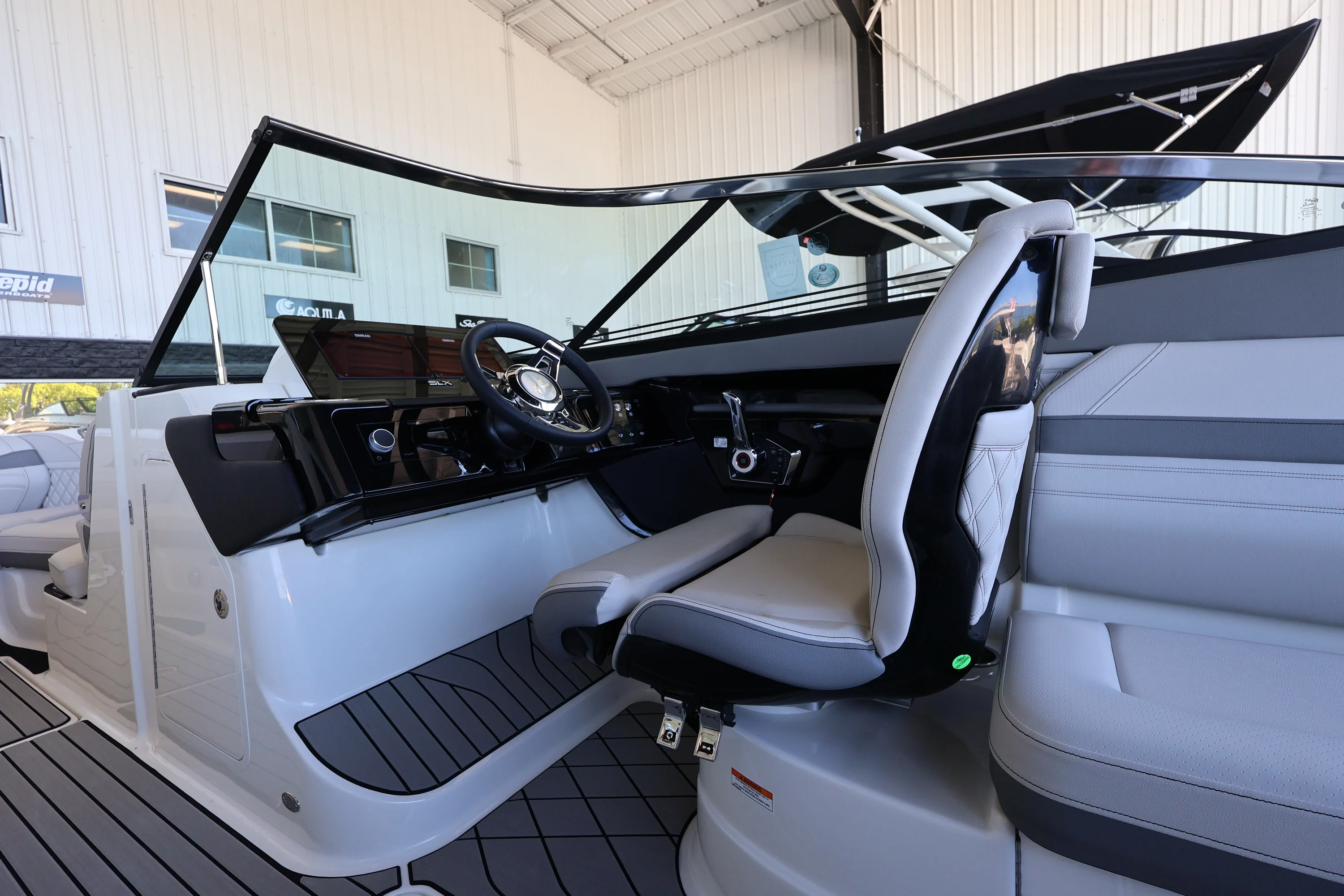 2026 Sea Ray SLX 260 Outboard Image Thumbnail #12