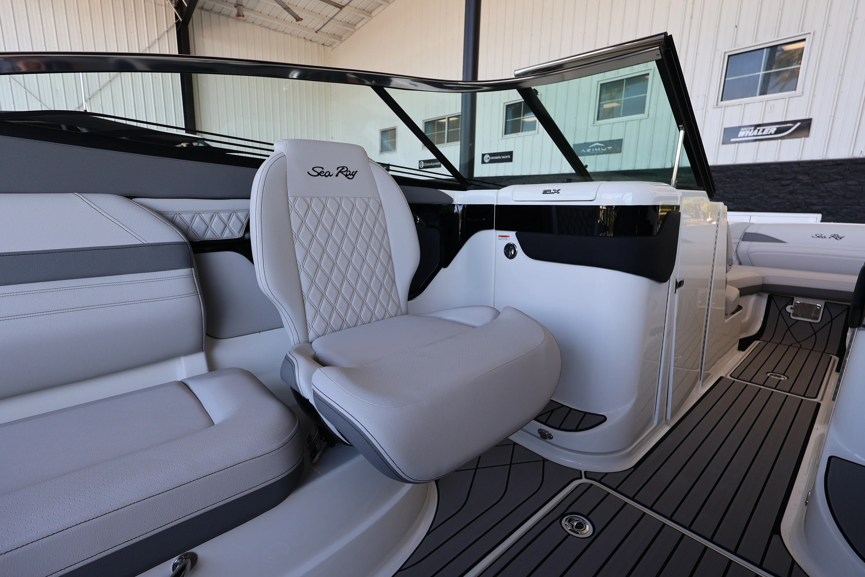 2026 Sea Ray SLX 260 Outboard Image Thumbnail #18