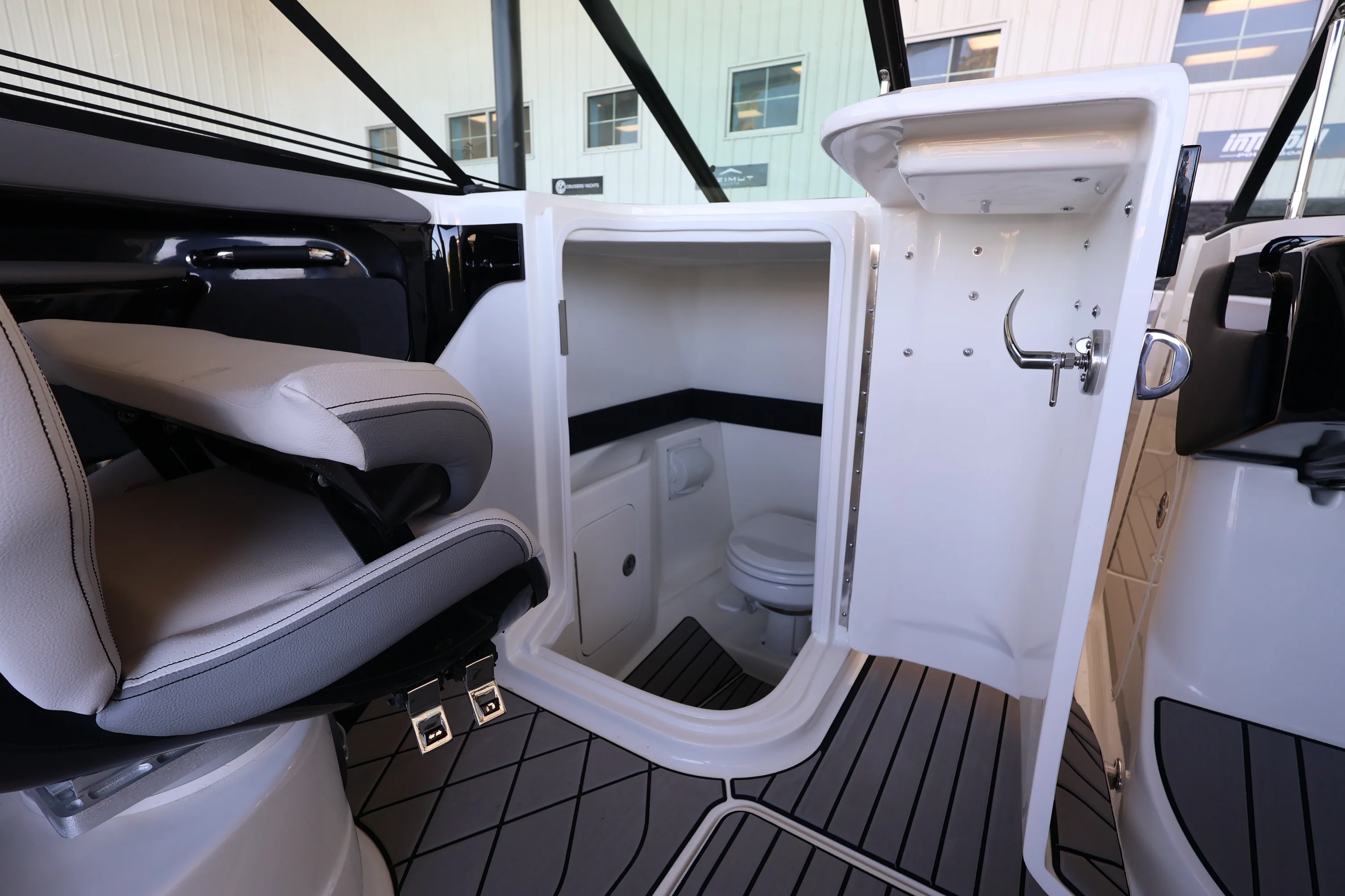 2026 Sea Ray SLX 260 Outboard Image Thumbnail #19