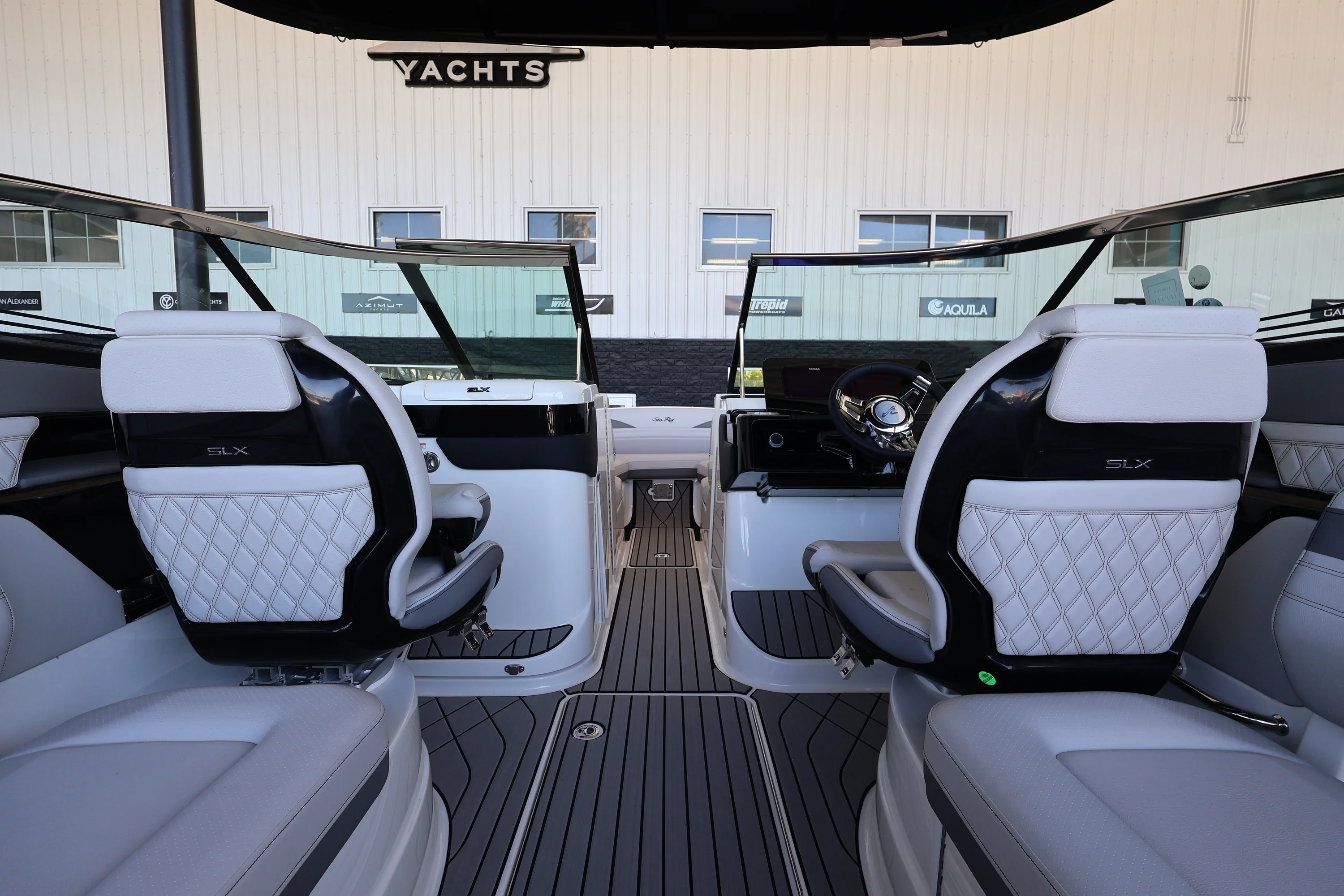 2026 Sea Ray SLX 260 Outboard Image Thumbnail #11