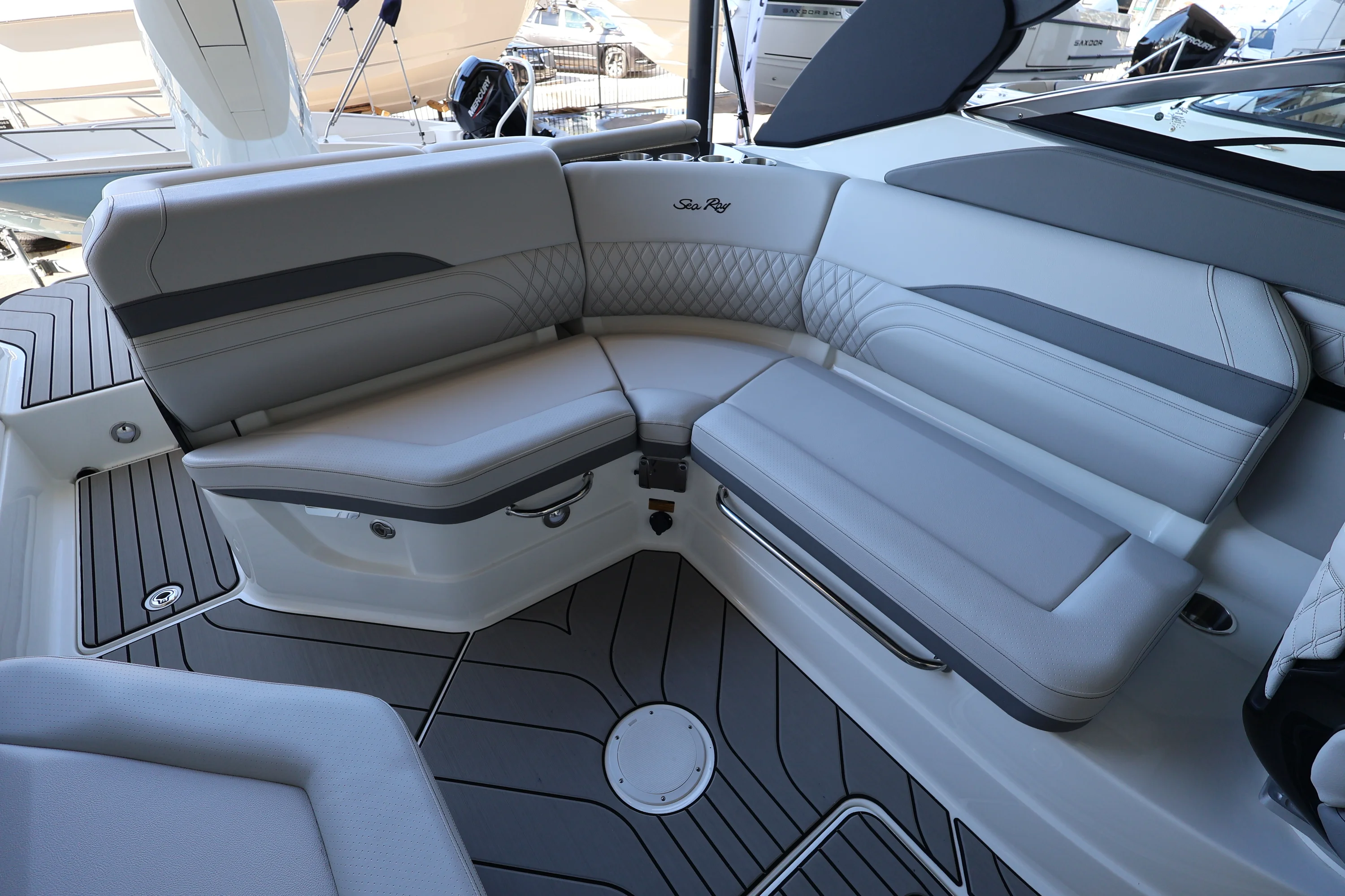 2026 Sea Ray SLX 260 Outboard Image Thumbnail #9