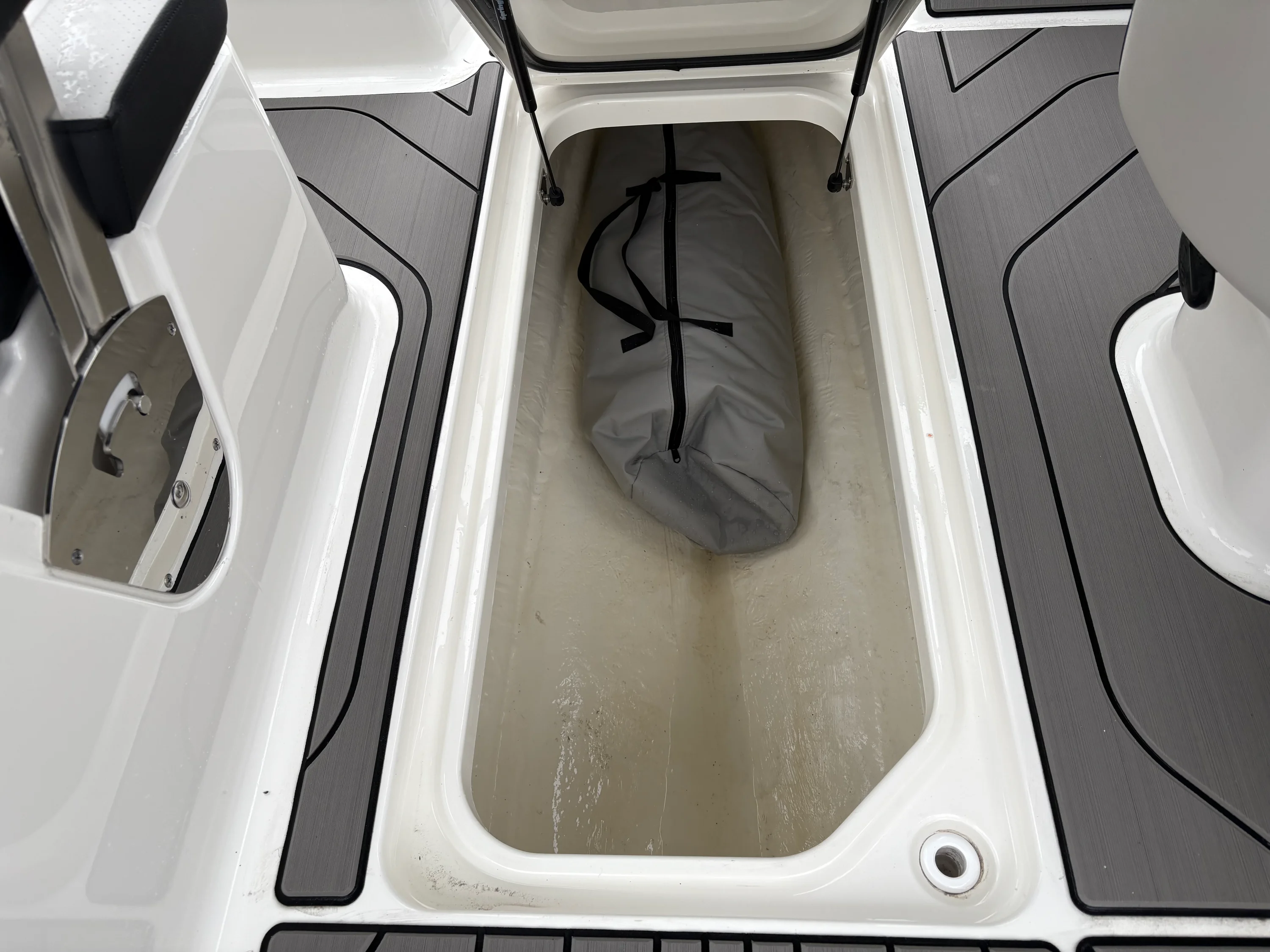 2026 Sea Ray SPX 210 Outboard Image Thumbnail #12