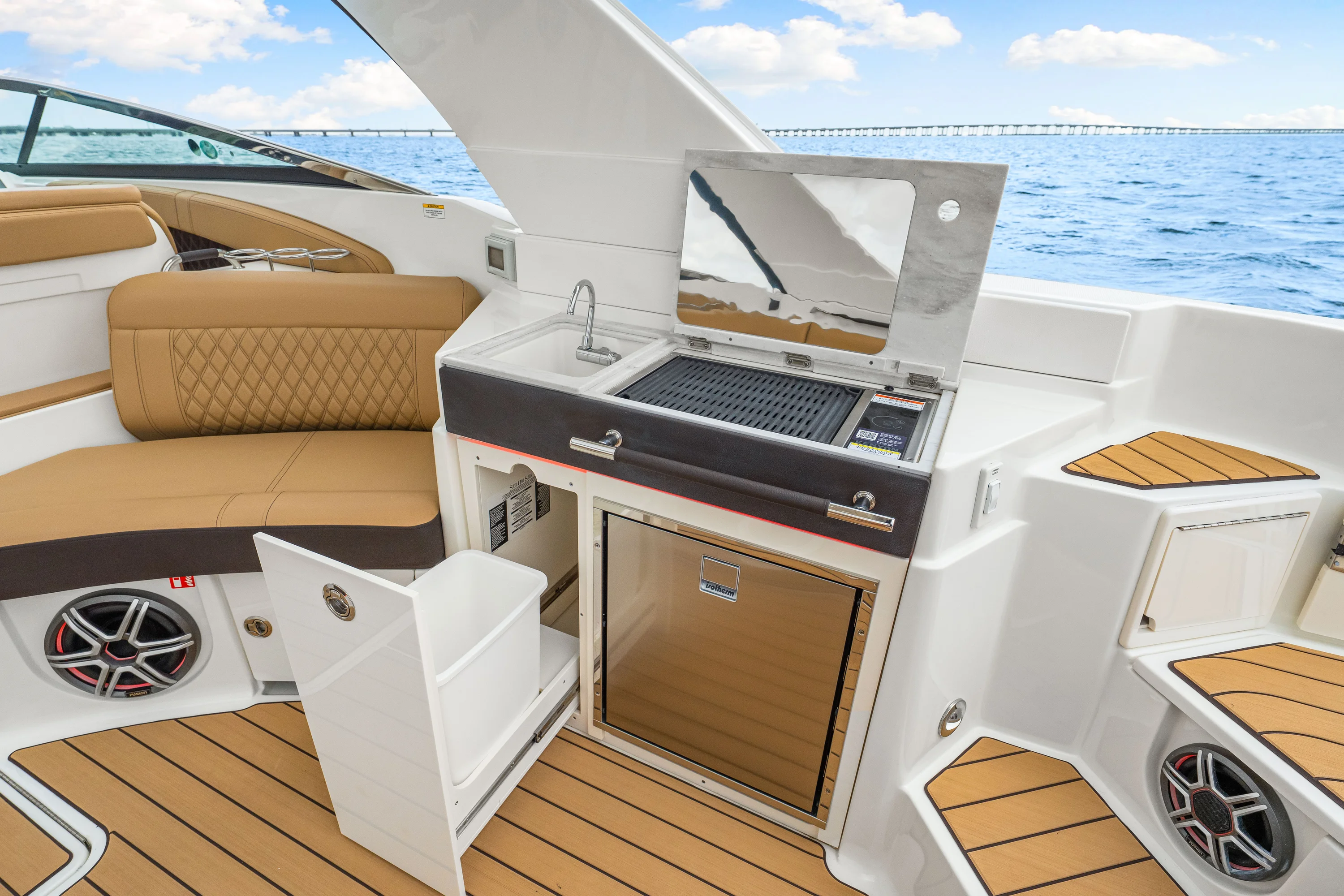 2026 Sea Ray SLX 350 Outboard Image Thumbnail #36