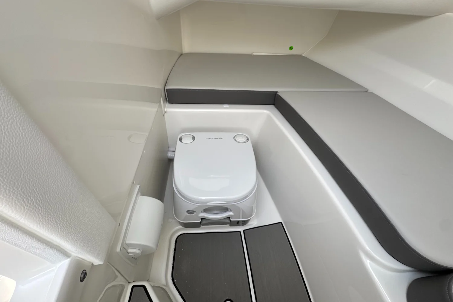 2026 Sea Ray SDX 230 Outboard Image Thumbnail #32