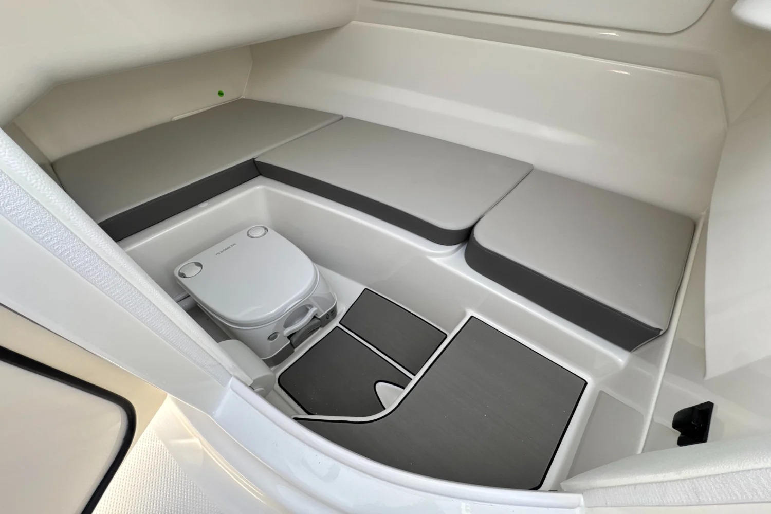 2026 Sea Ray SDX 230 Outboard Image Thumbnail #30