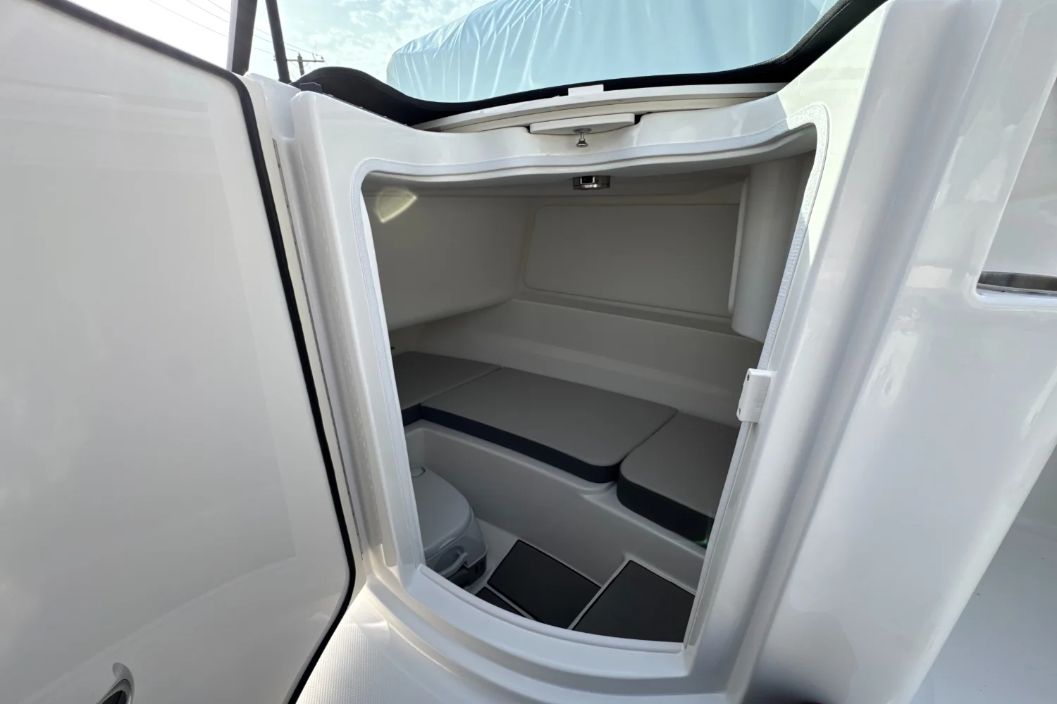 2026 Sea Ray SDX 230 Outboard Image Thumbnail #29