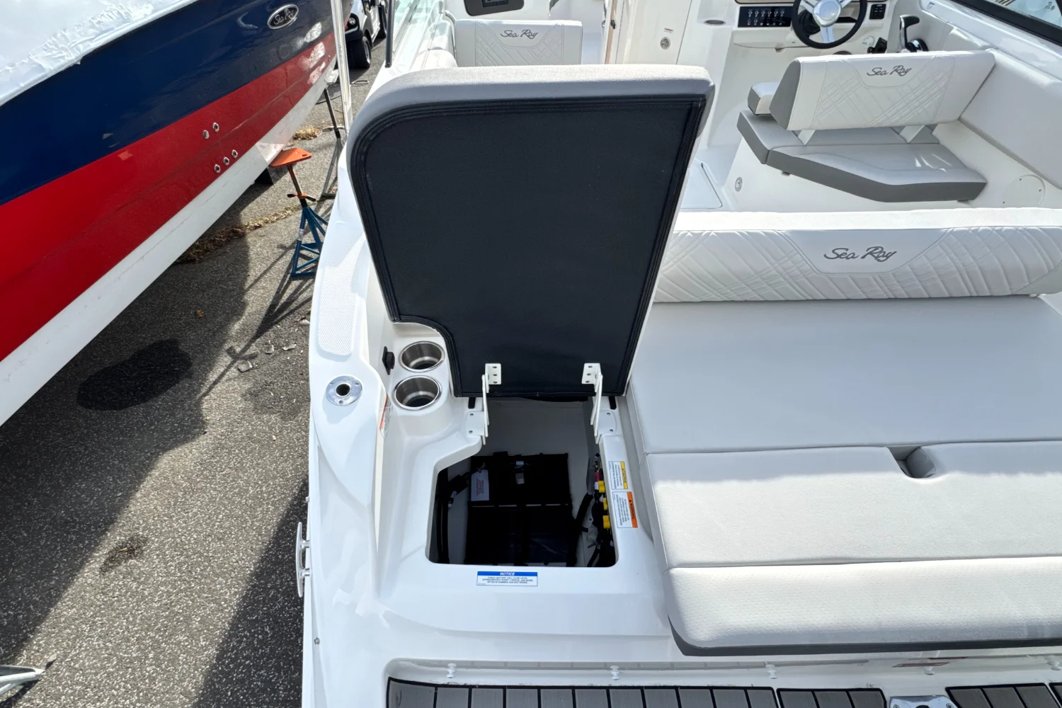 2026 Sea Ray SDX 230 Outboard Image Thumbnail #6