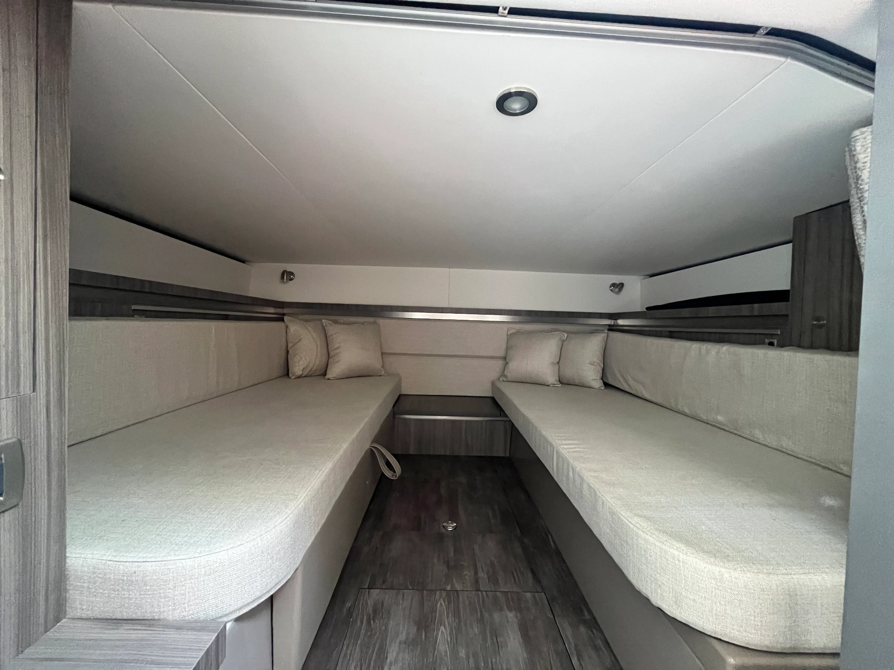 2026 Sea Ray Sundancer 320 Outboard Image Thumbnail #22