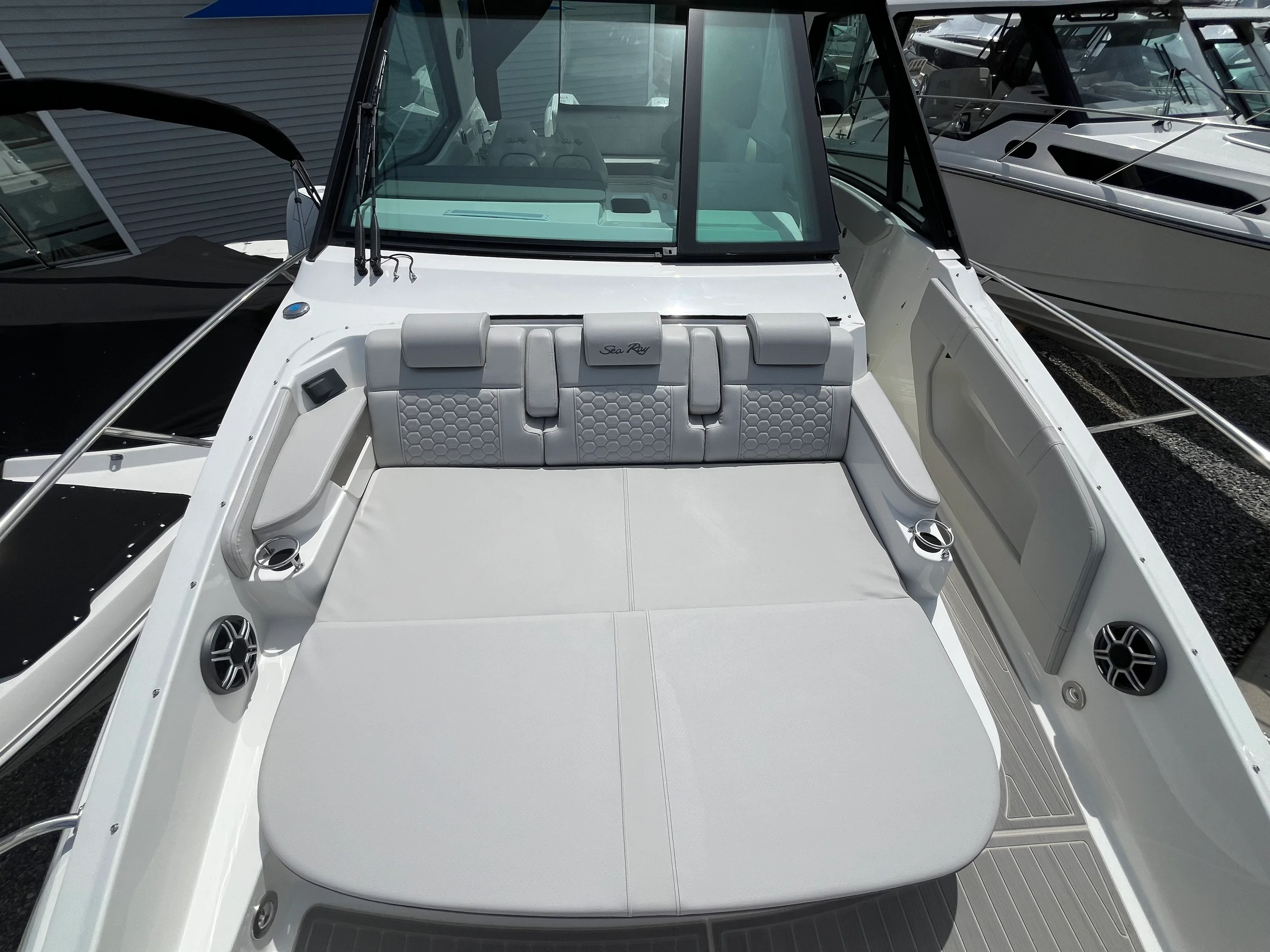 2026 Sea Ray Sundancer 320 Outboard Image Thumbnail #31