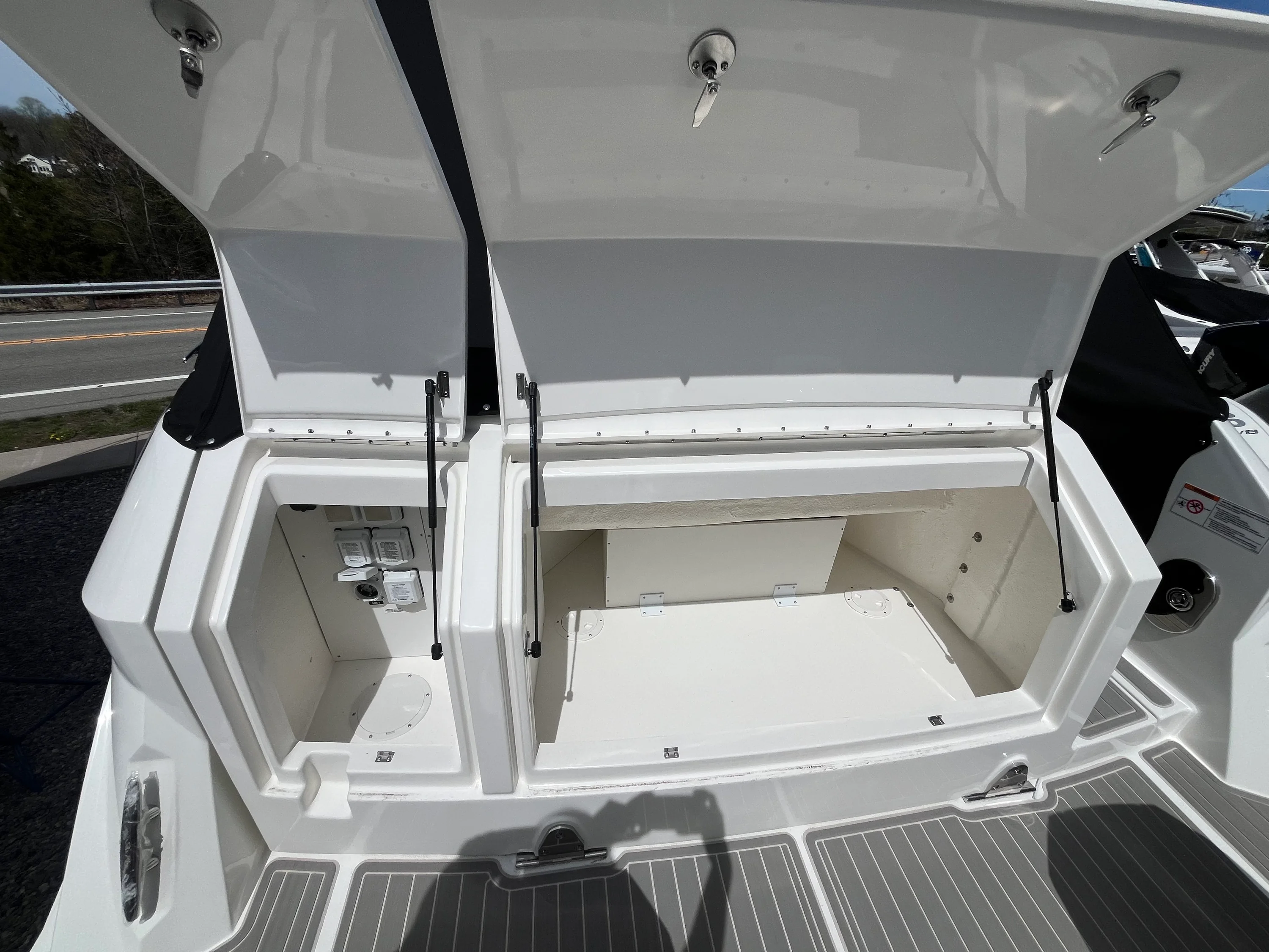 2026 Sea Ray Sundancer 320 Outboard Image Thumbnail #2