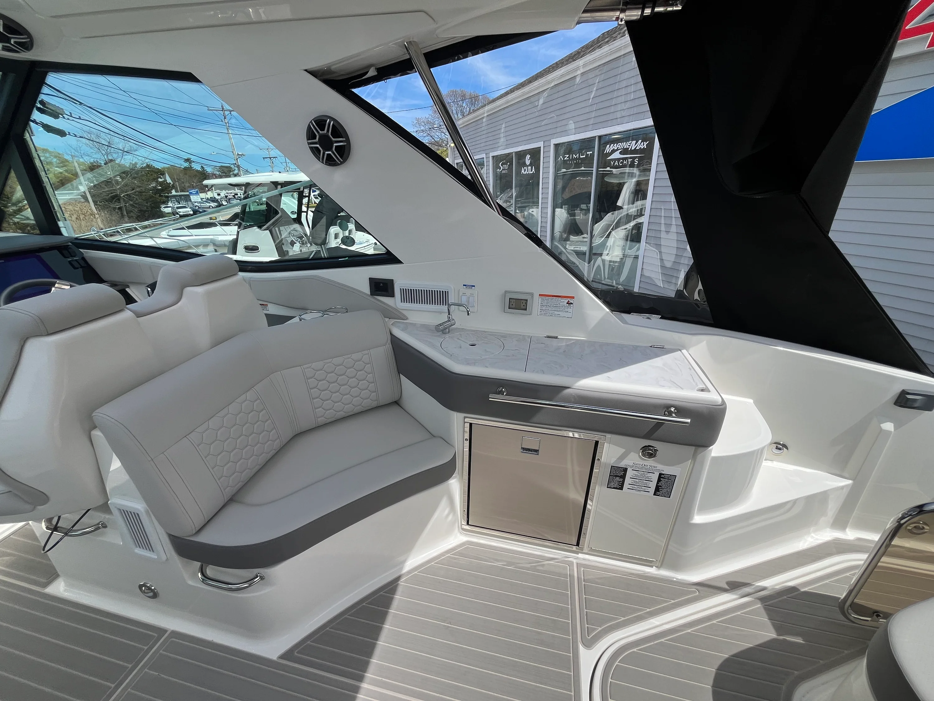 2026 Sea Ray Sundancer 320 Outboard Image Thumbnail #5