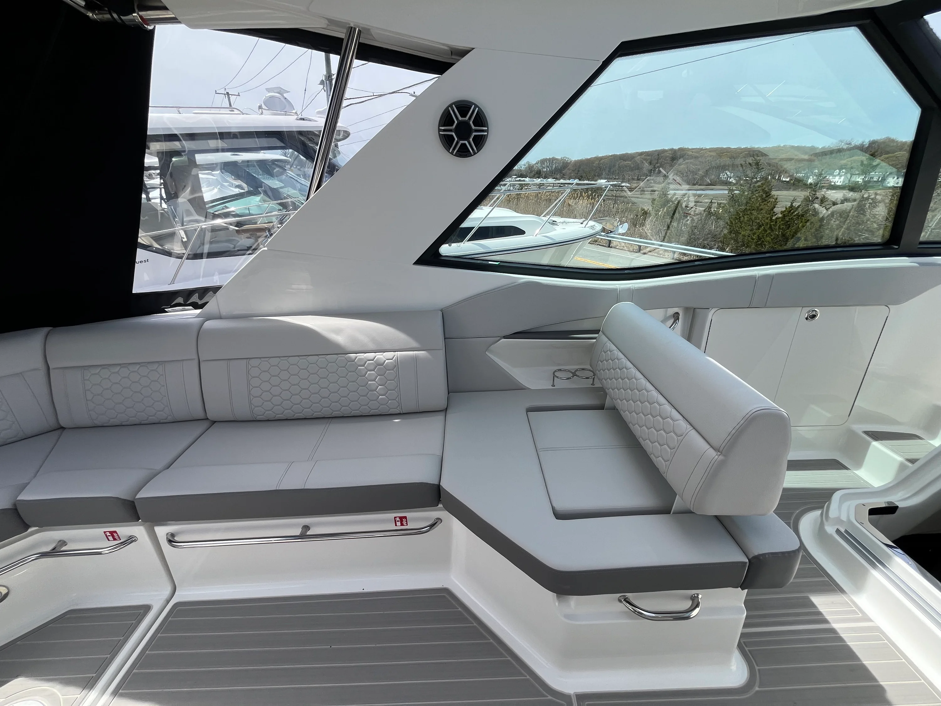 2026 Sea Ray Sundancer 320 Outboard Image Thumbnail #11