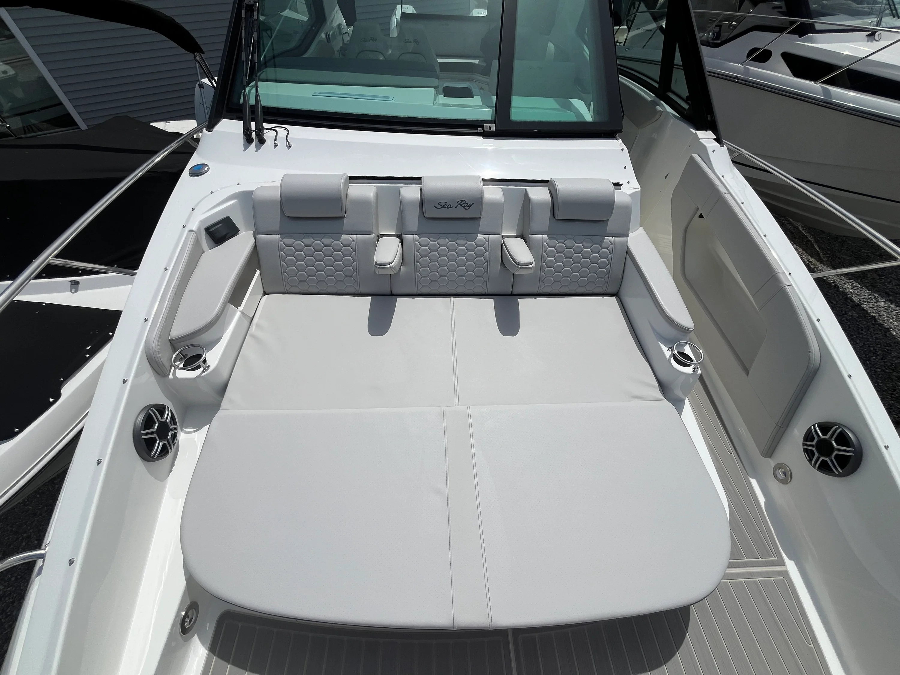 2026 Sea Ray Sundancer 320 Outboard Image Thumbnail #32
