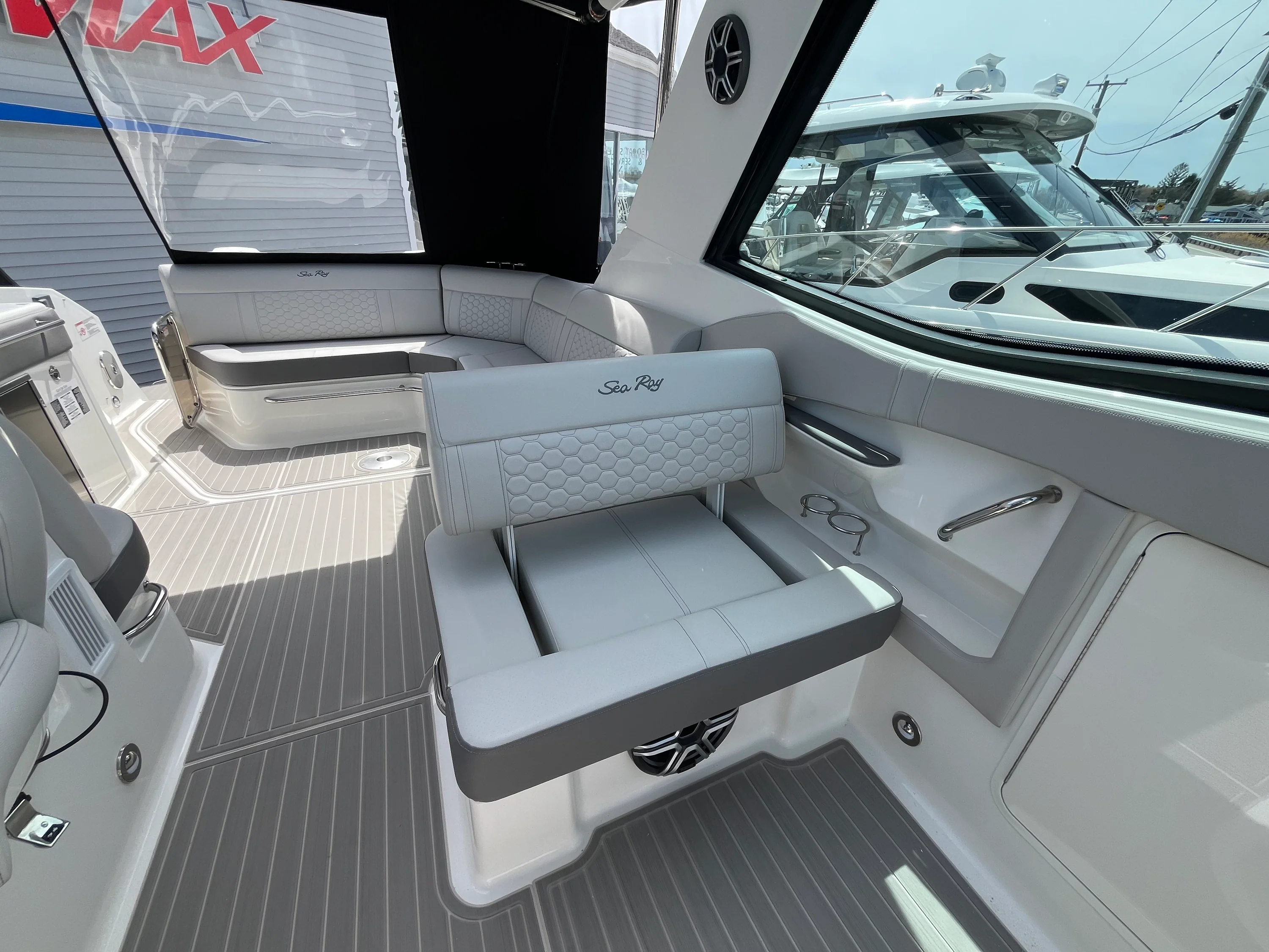 2026 Sea Ray Sundancer 320 Outboard Image Thumbnail #12