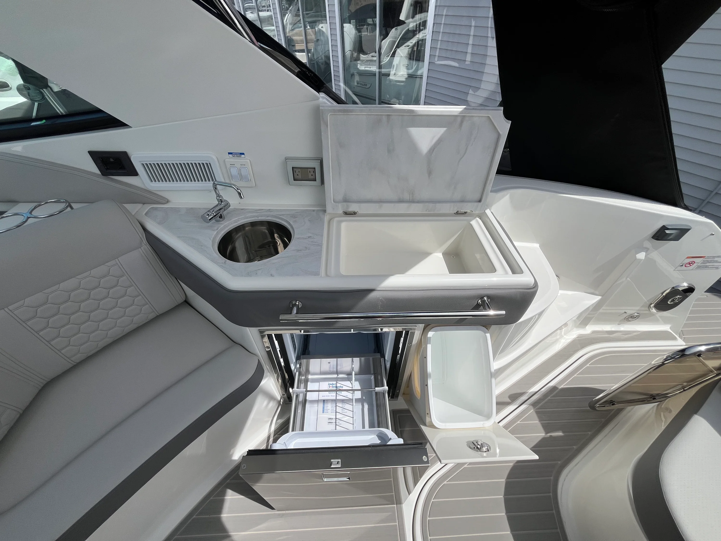 2026 Sea Ray Sundancer 320 Outboard Image Thumbnail #6