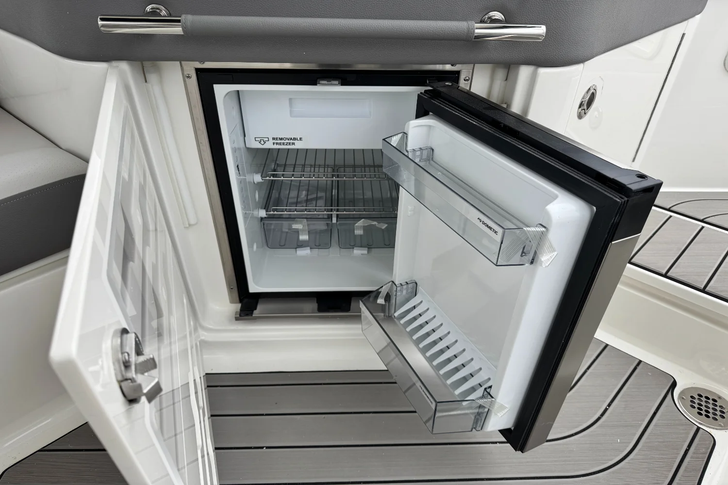 2026 Sea Ray SLX 310 Outboard Image Thumbnail #24