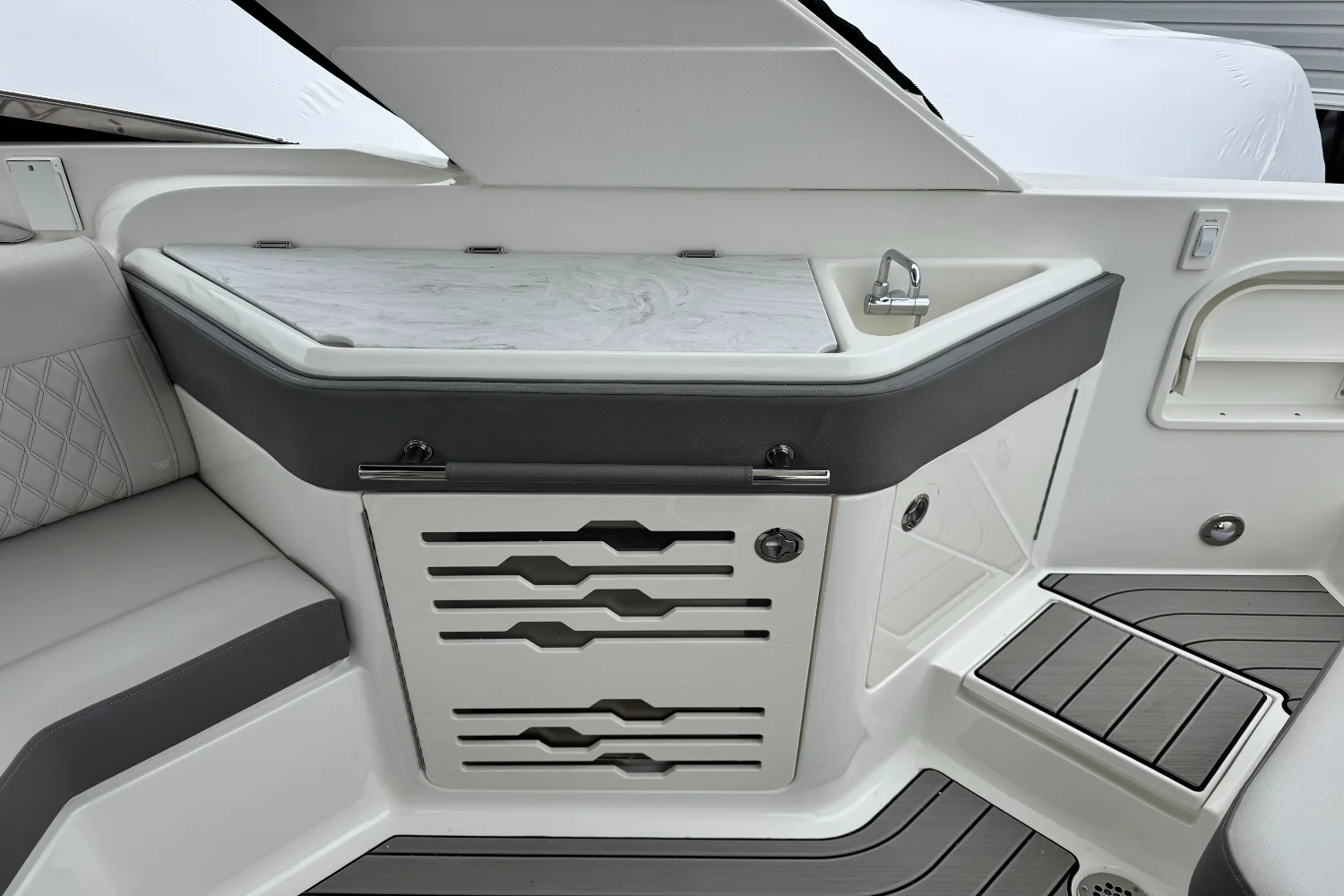 2026 Sea Ray SLX 310 Outboard Image Thumbnail #21