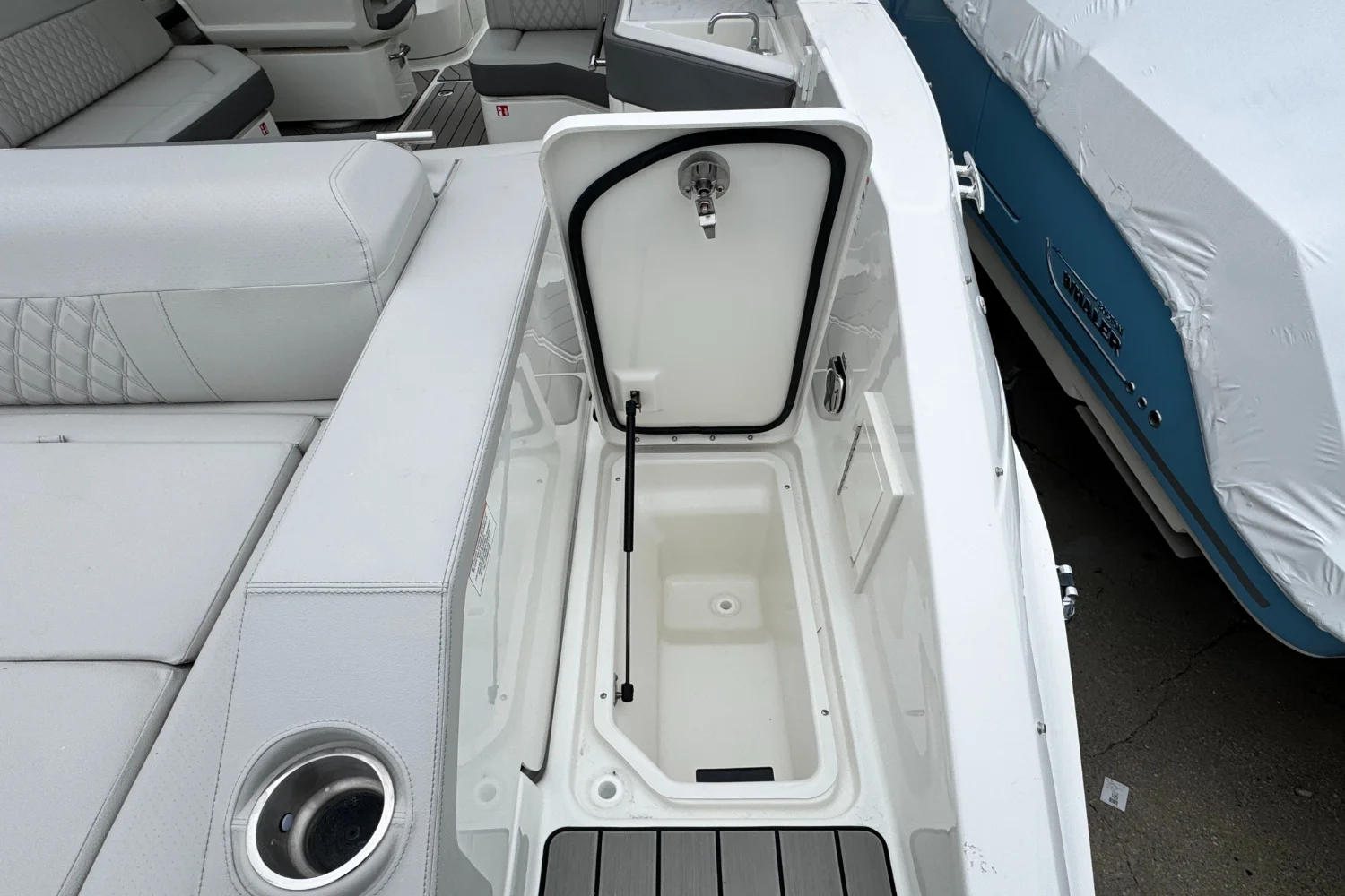 2026 Sea Ray SLX 310 Outboard Image Thumbnail #14