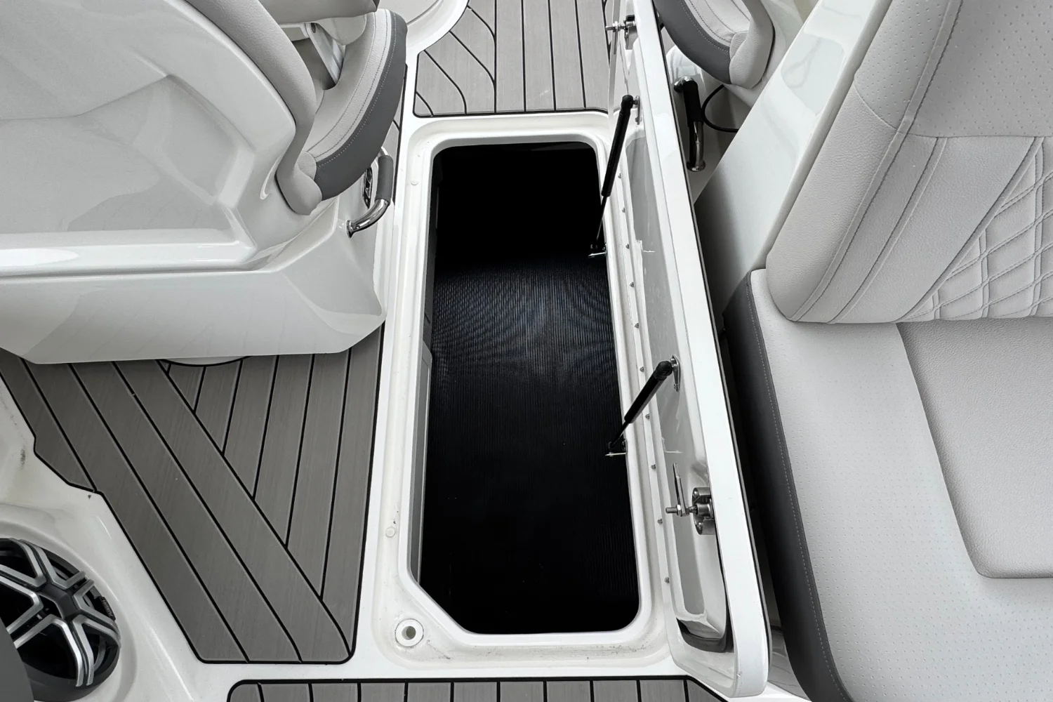 2026 Sea Ray SLX 310 Outboard Image Thumbnail #29