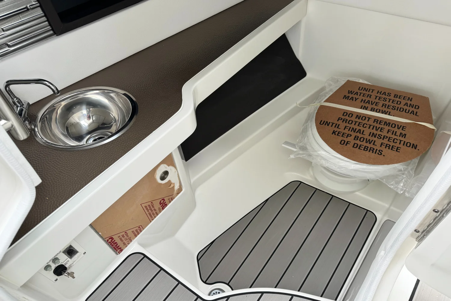 2026 Sea Ray SLX 310 Outboard Image Thumbnail #37