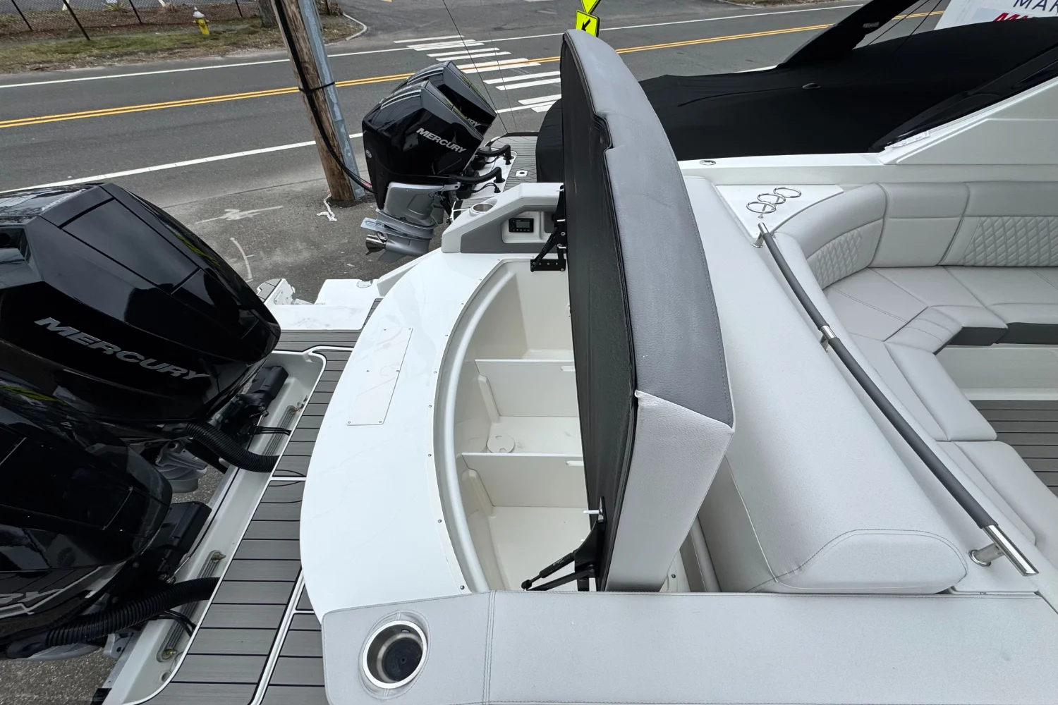 2026 Sea Ray SLX 310 Outboard Image Thumbnail #9