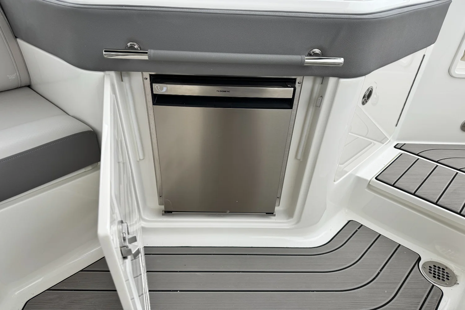 2026 Sea Ray SLX 310 Outboard Image Thumbnail #23