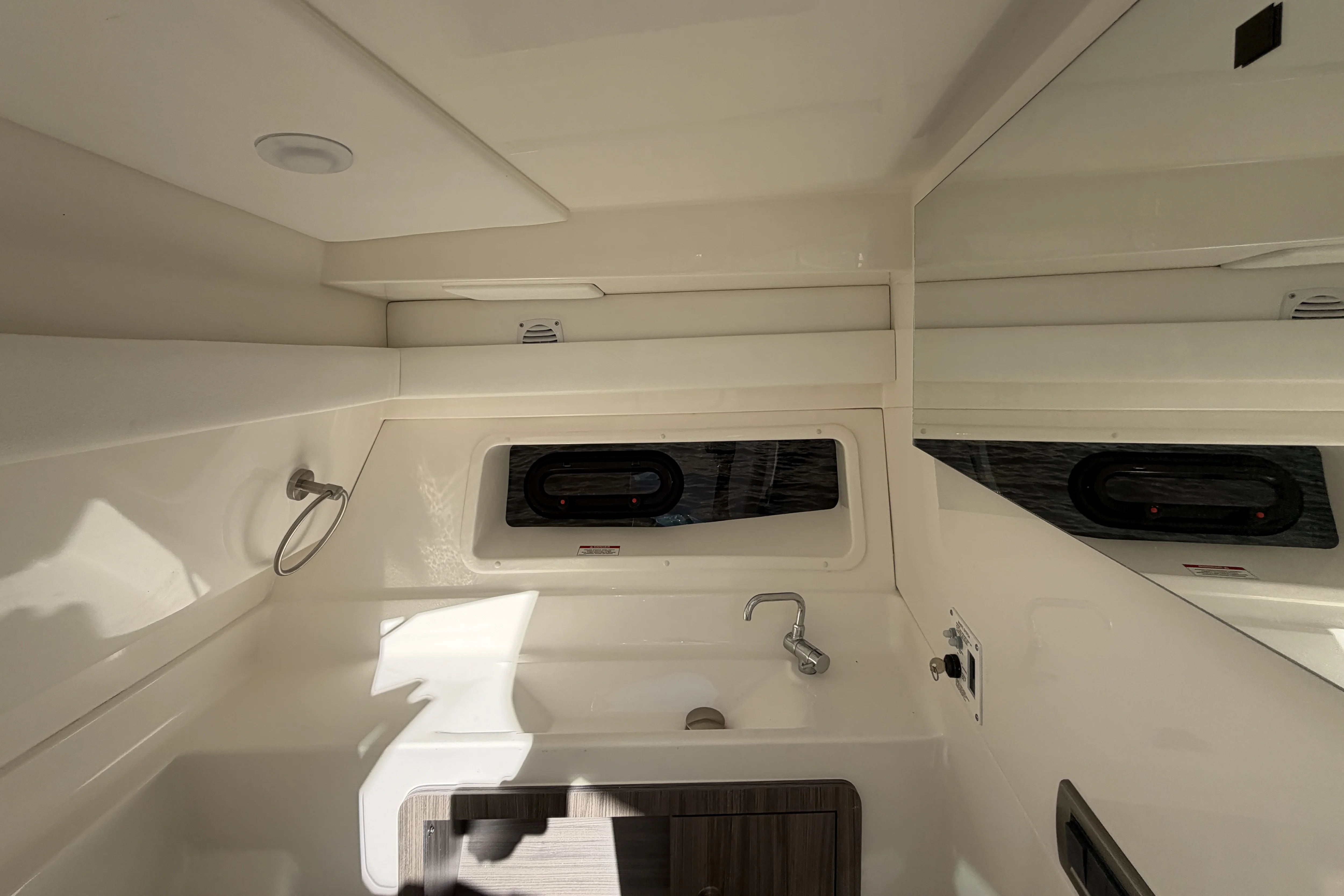 2026 Sea Ray SLX 350 Outboard Image Thumbnail #38