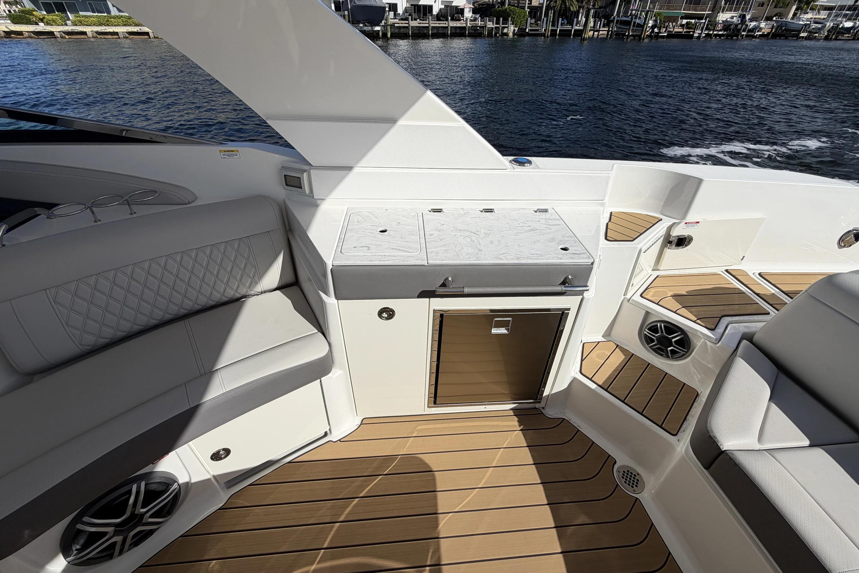 2026 Sea Ray SLX 350 Outboard Image Thumbnail #21